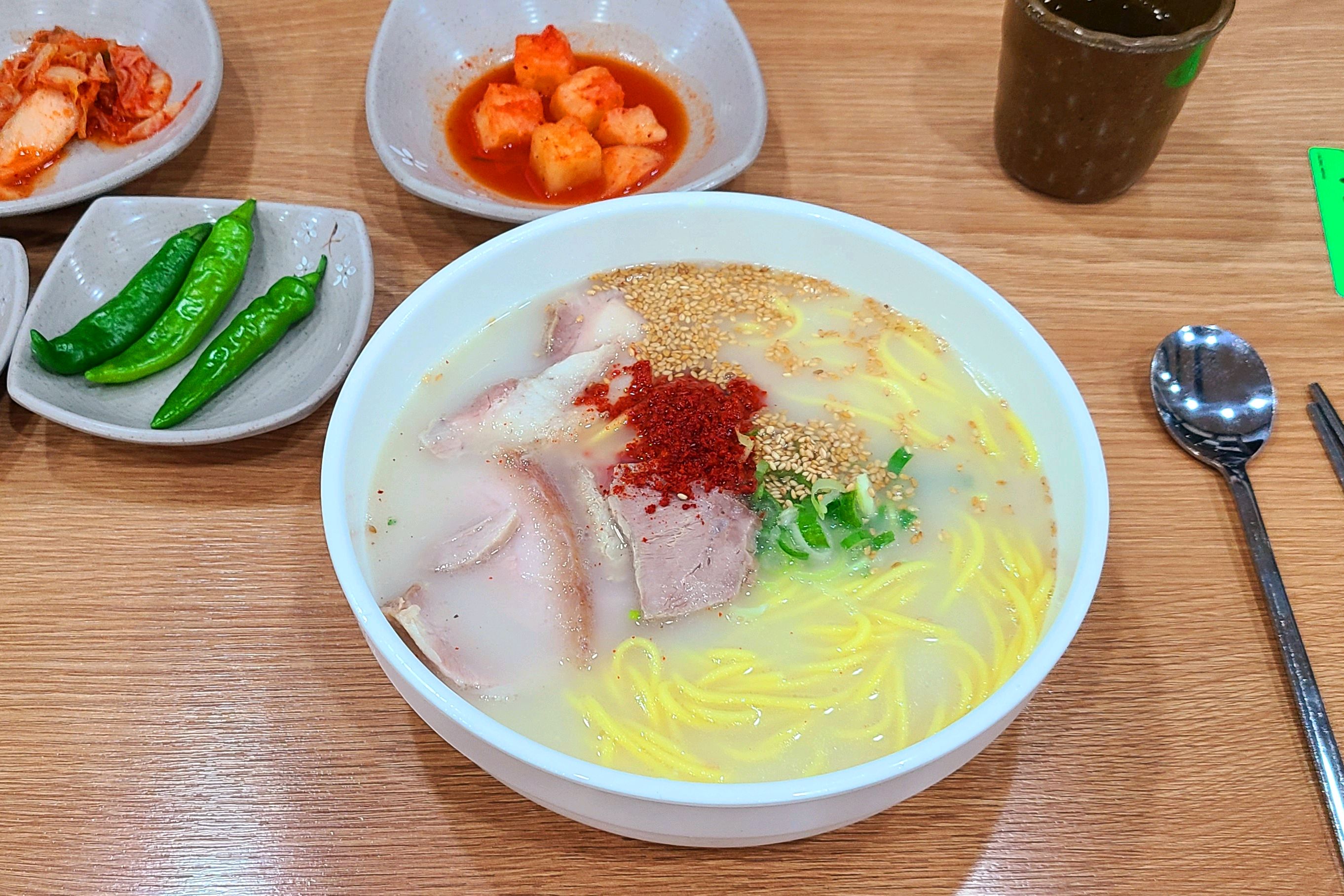 늦은 시간에 지나가다가 24시간 운영하는 고기국수집이라길래 냉큼 들어왔습니다. - 제주 맛집 제주도 고기국수 만세국수