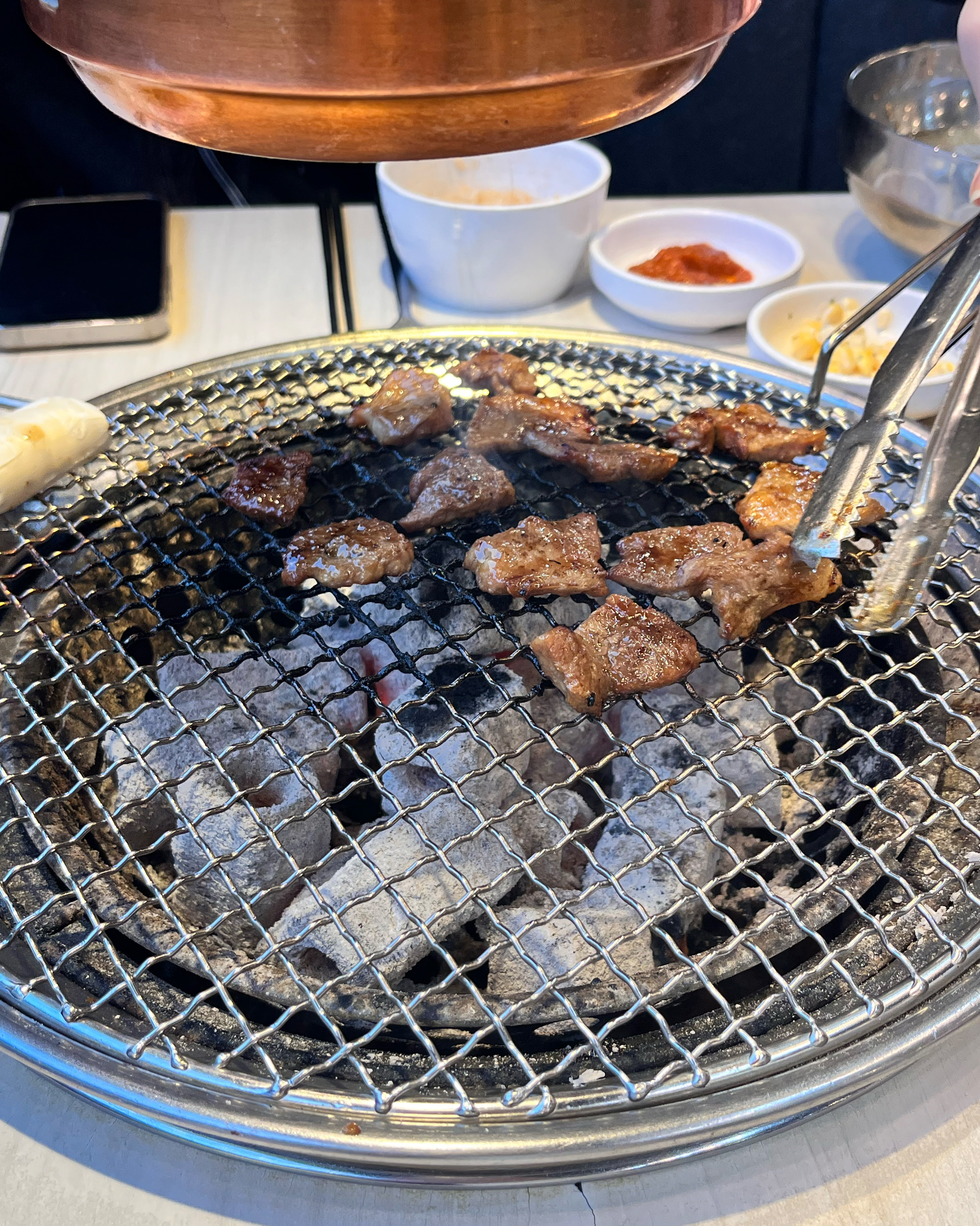 떡볶이도 있고 빙수도 있고 고기도 맛있어요! 빵도 있어서 여기서 아침 점심 저녁 다 먹을