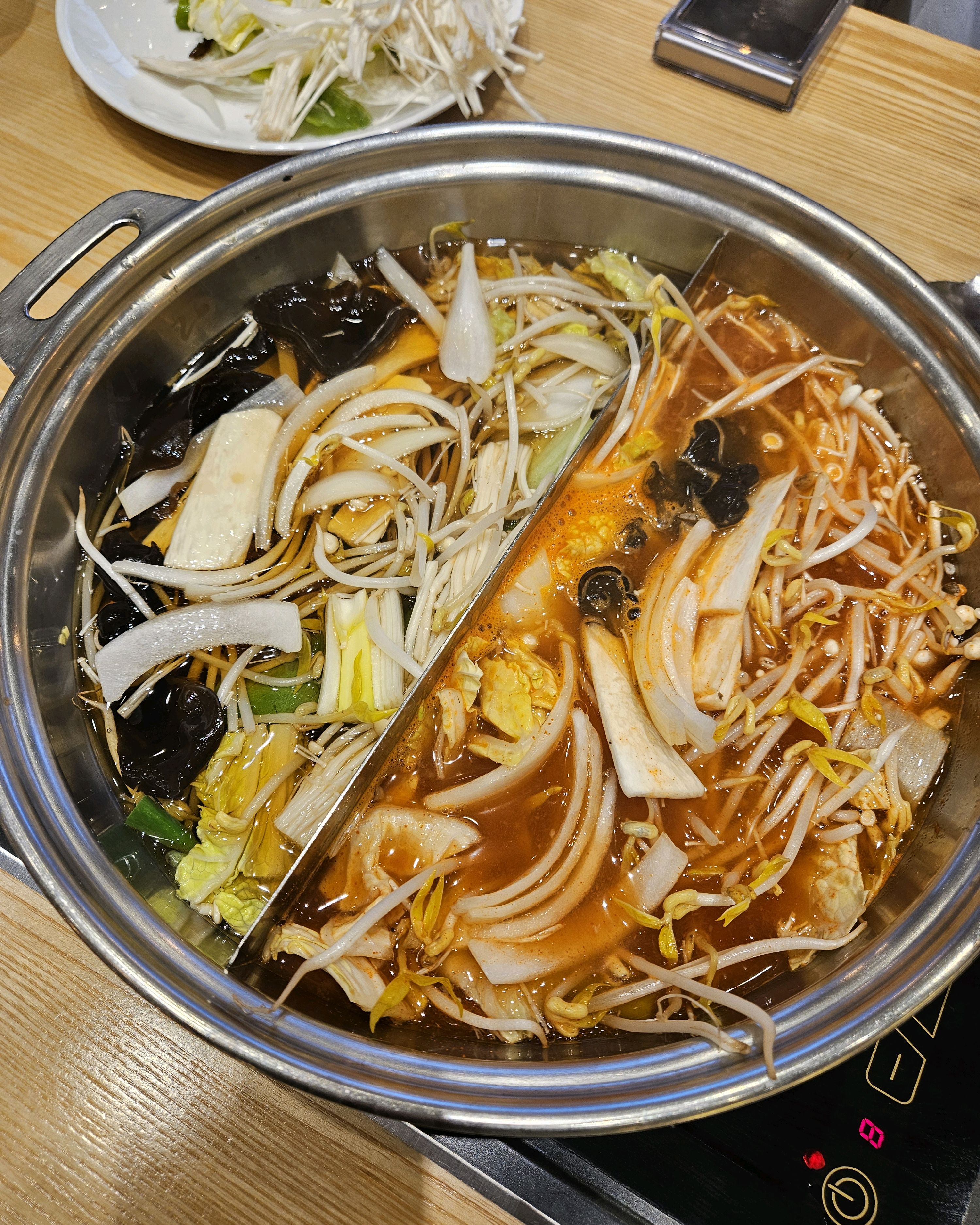 샤브샤브 너무 맛있어요! 채소 종류도 많고 월남쌈도 먹을 수 있도 죽까지 다 무한으로 먹을