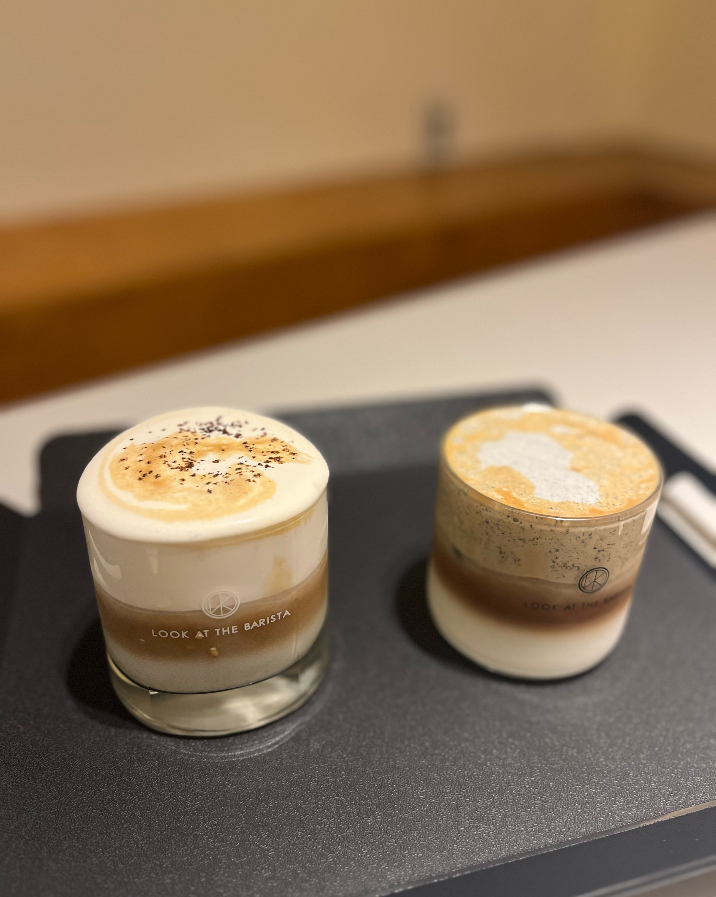송정 해변 앞 위치도 좋고, 무엇보다 커피 맛이 일품이예요💕 아인슈페너에 거품이 쫀득쫀득한