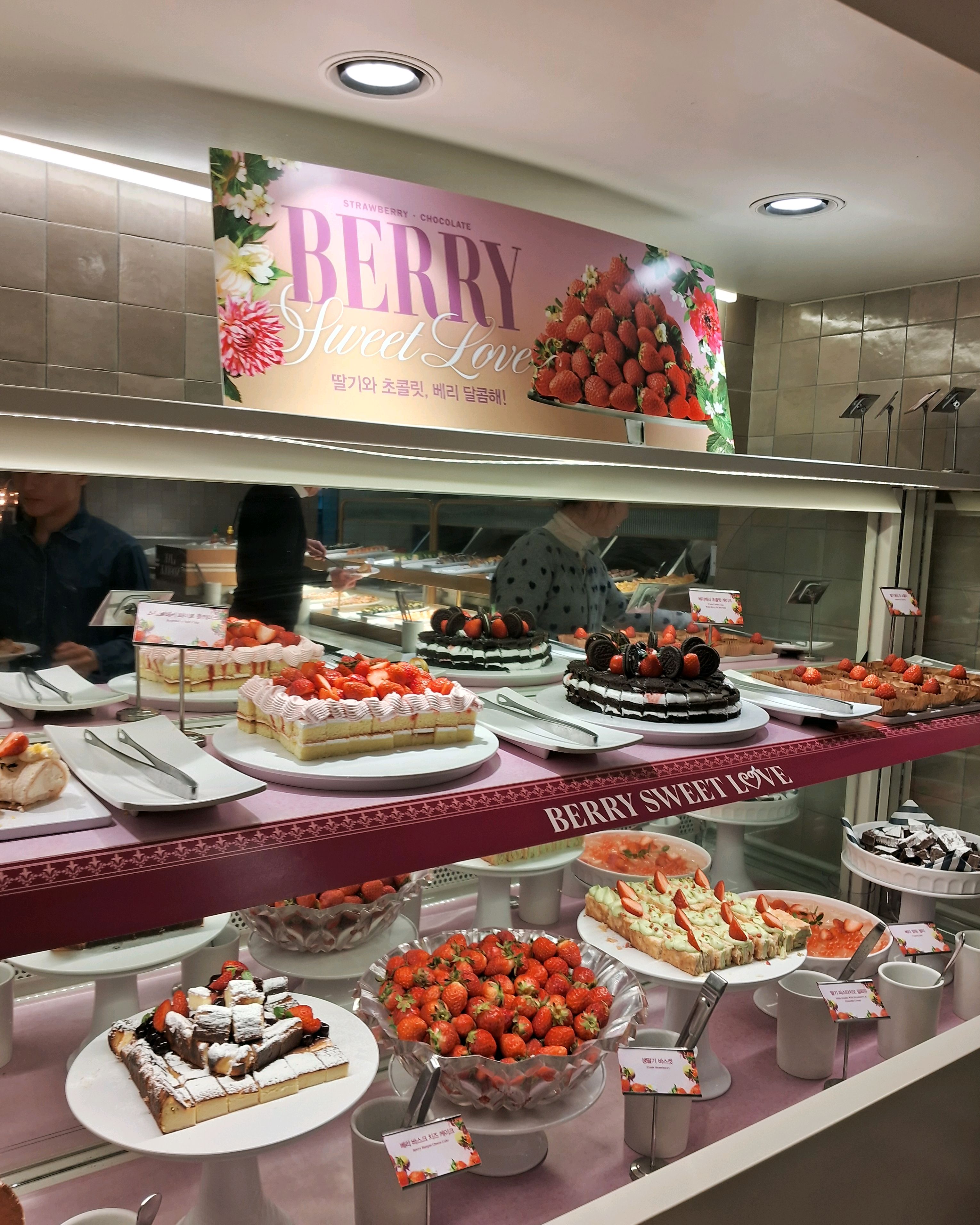 🍓딸기 축제로 방문했어요. 생딸기는 조금 아쉬웠지만 피스타치오 딸기 케이크 맛있었어요. - 울산 달동 맛집 애슐리퀸즈 뉴코아 울산점