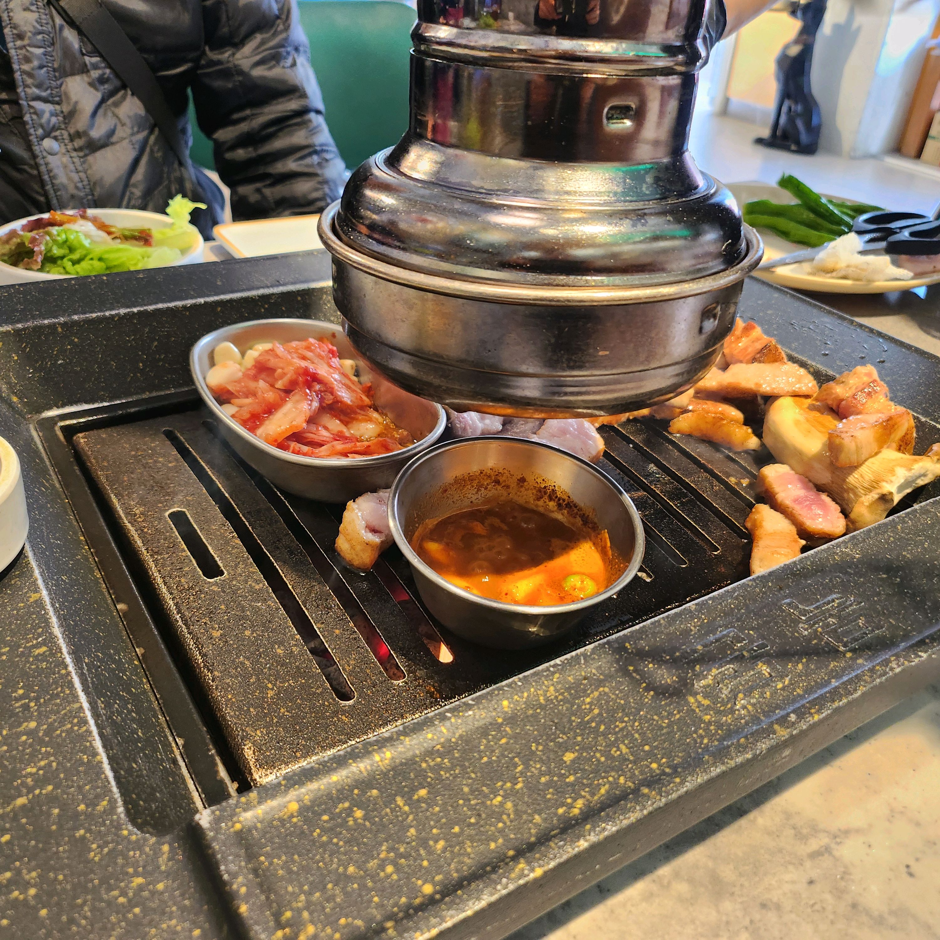 반찬이 엄청푸짐하고 깔금하고 맛나요. 셀프바도 청결하게 잘되어있어요.고기도 직접 구워주시고