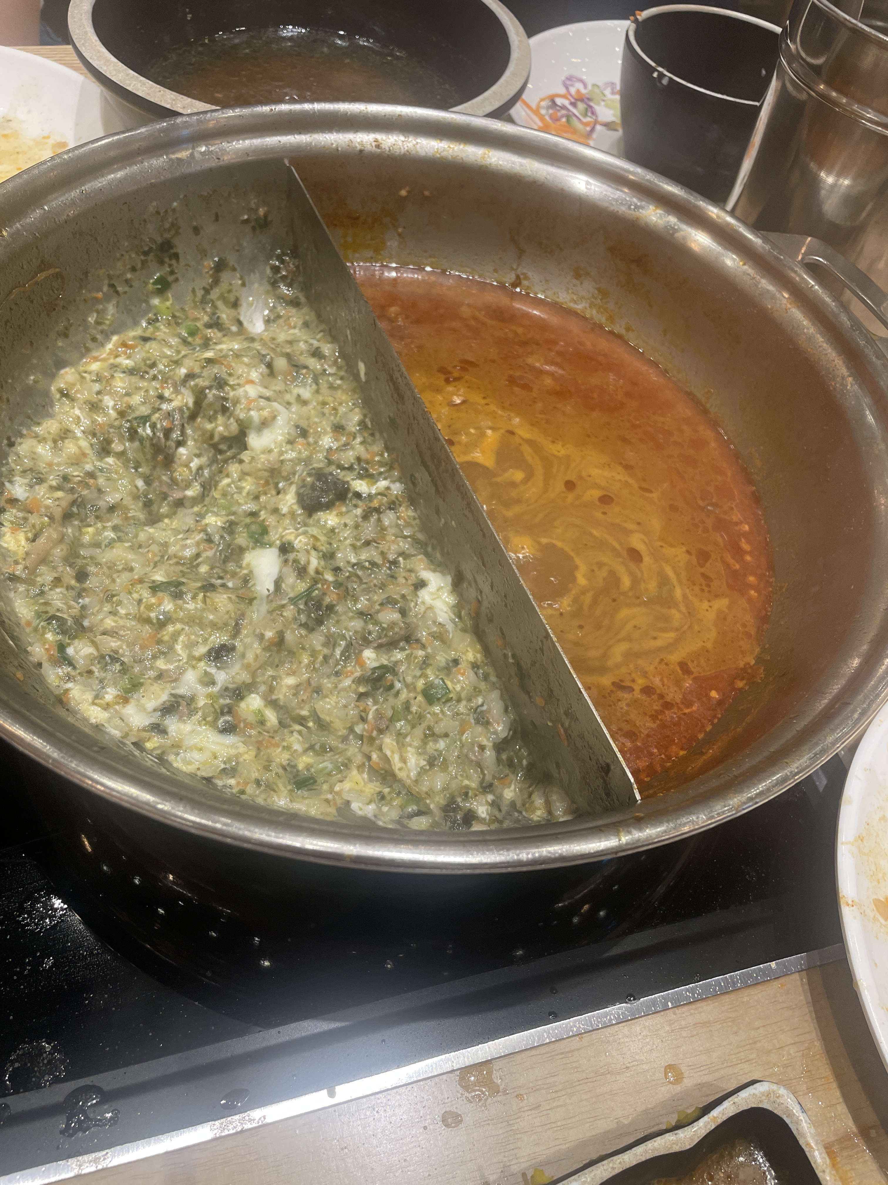 매장 크기도 크고 직원분들도 친절하고 회식이나 외식 모두 안성맞춤입니다! 맛있게 잘먹었습니