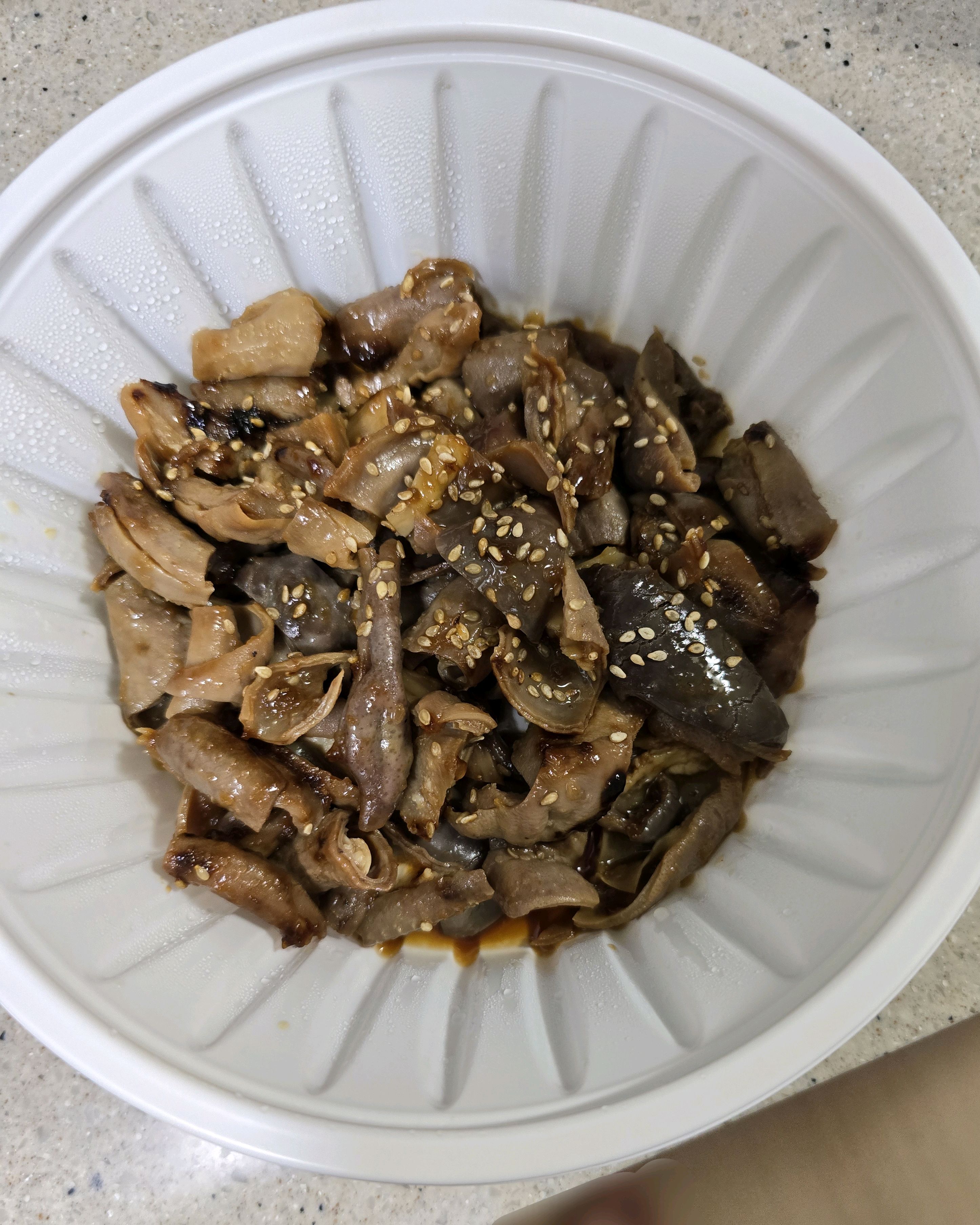 식당에서 오소리감투수육 내장볶음 순대 먹고 - 천호동 맛집 도도국밥