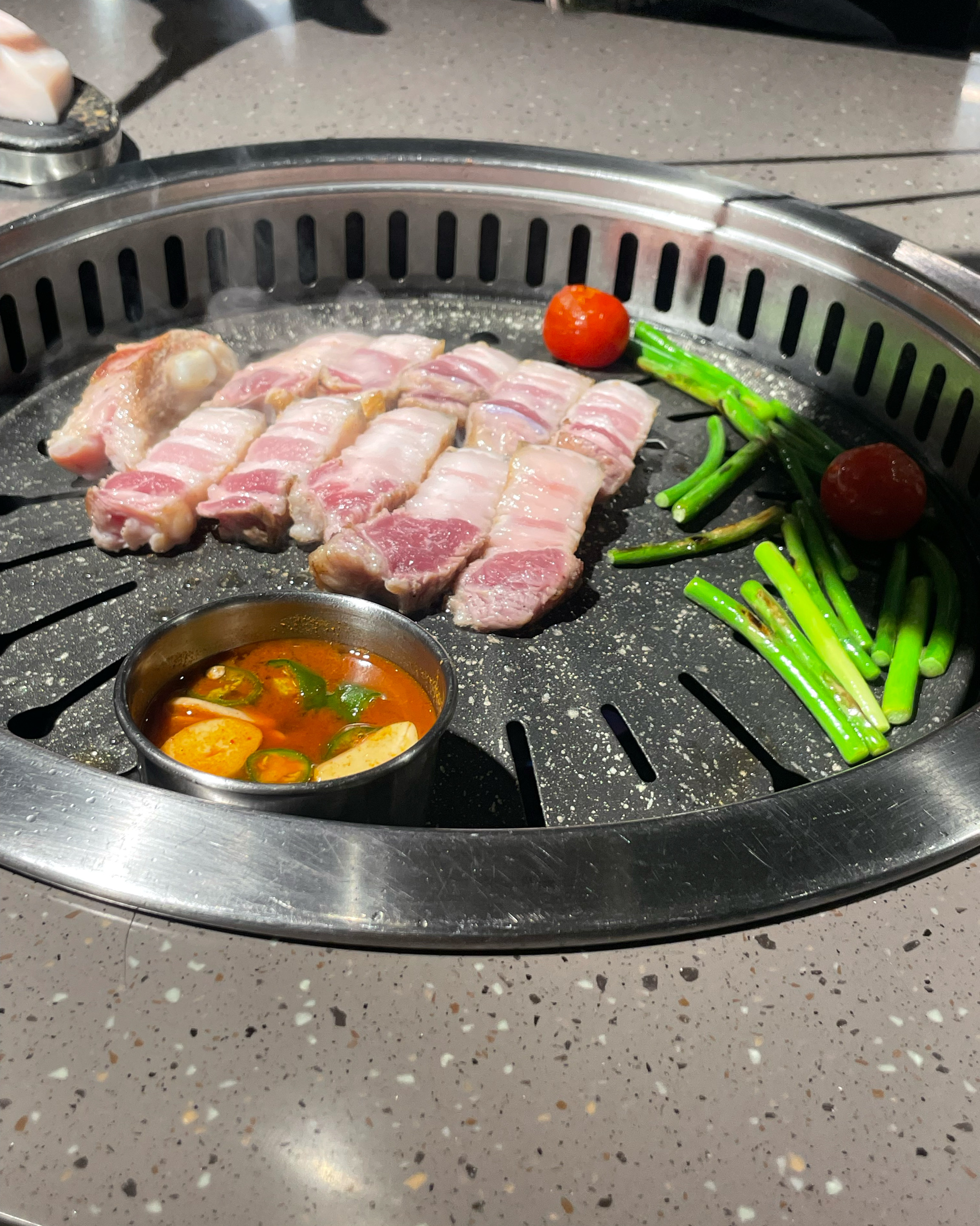 저녁에 혼밥으로 갔는데 친절히 응대해 주시고 고기도 맛있게 구워주셔서 편하게 먹고왔네요 - 제주 맛집 오직흑돼지 제주공항본점