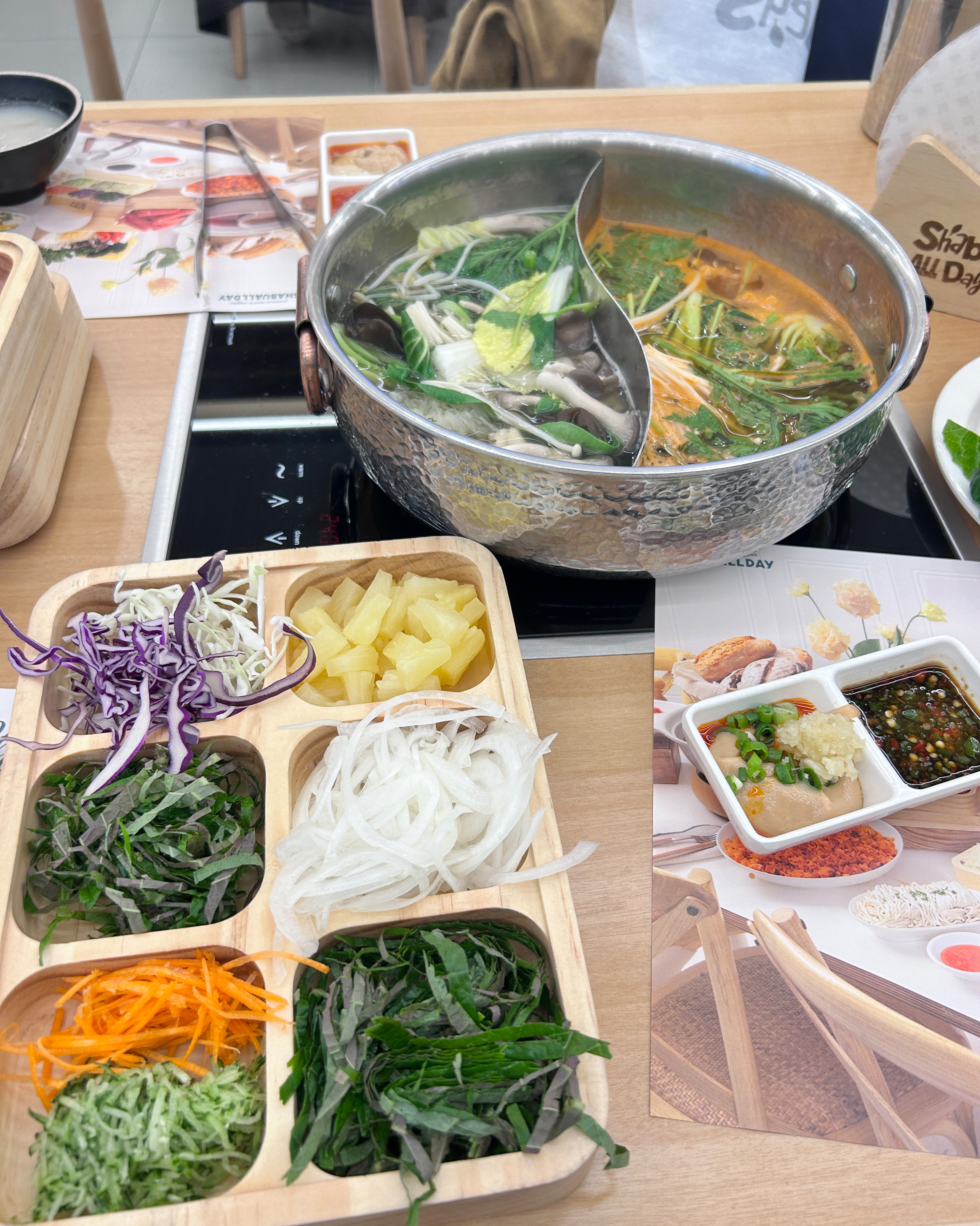 평일점심 11시 반 쯤 방문해서 웨이팅은 없었어요. - 서울 잠실 맛집 샤브올데이 서울잠실본점
