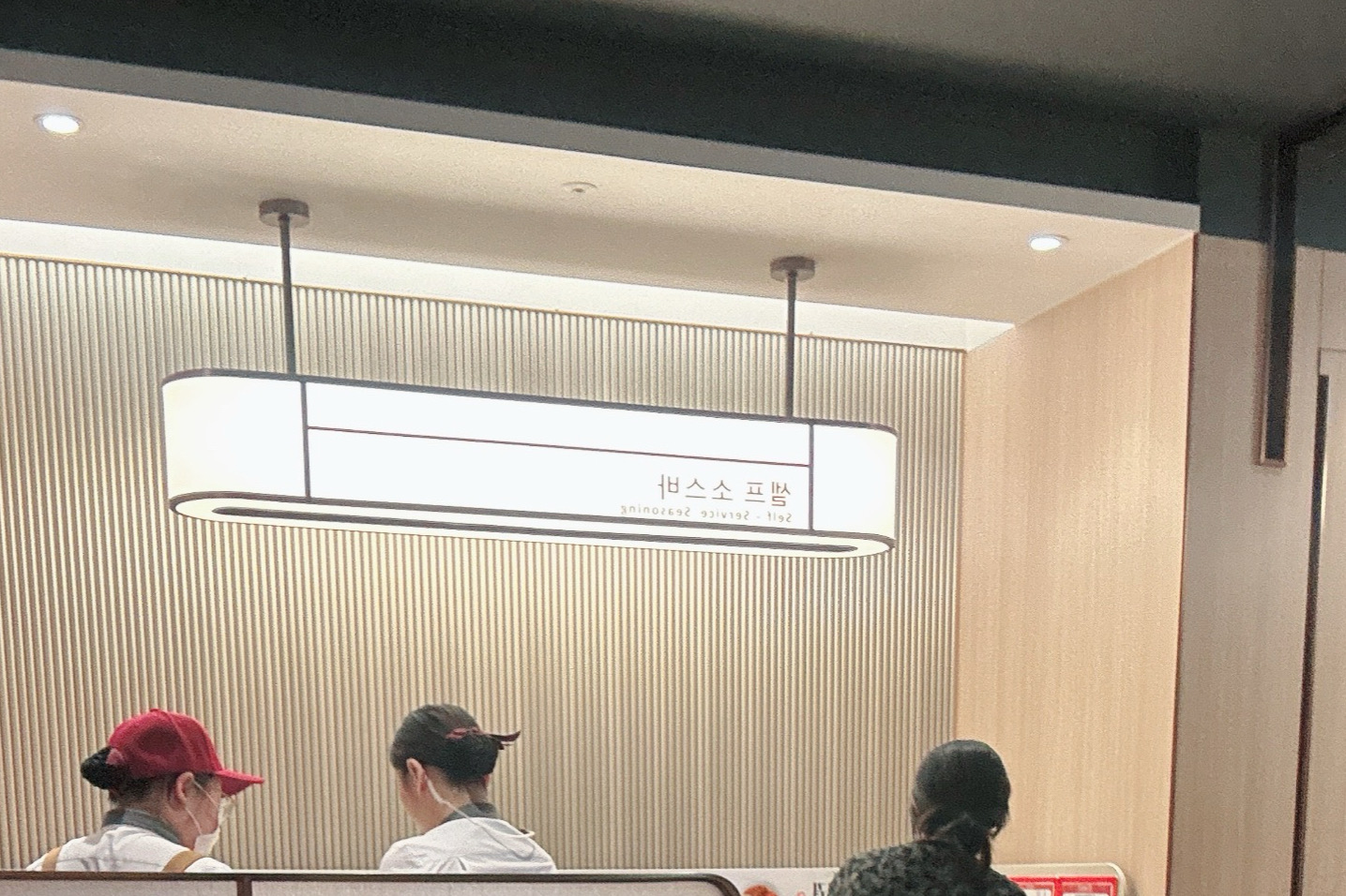 하이디라오 가산점 주차 편하고 깔끔~ 통로가 좀 좁아서 오가기가 불편한데 그외엔 다 좋음