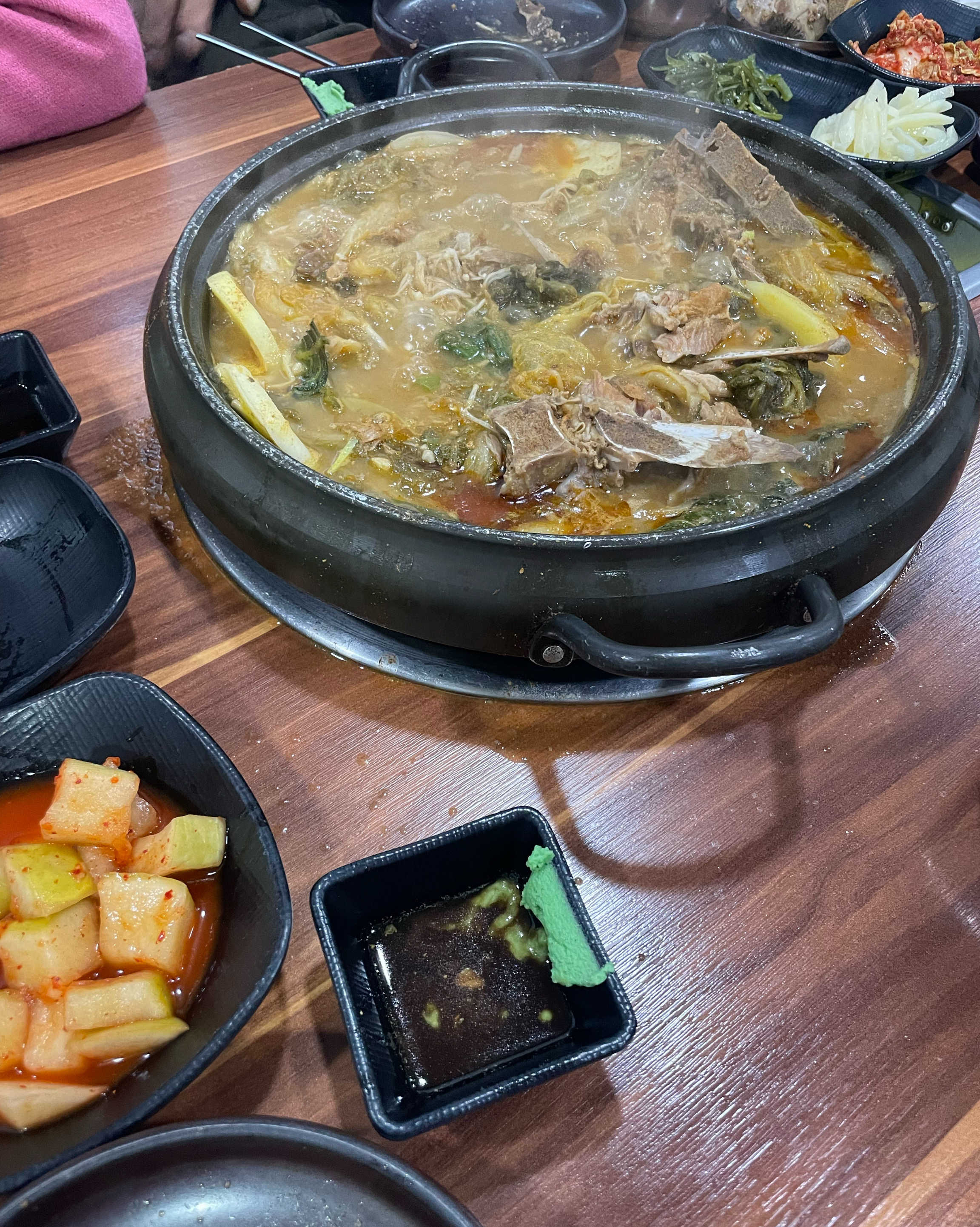 다 먹고 난 빈 뚝배기