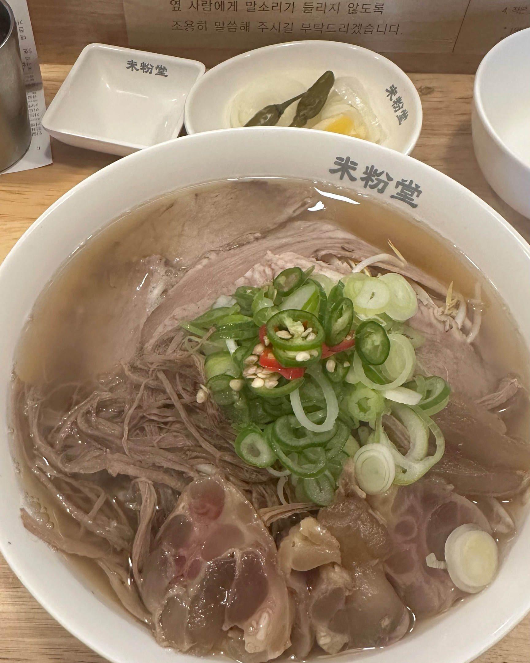 평일 낮 점심시간엔 시끄러워요!! 저녁 시간대엔 정말 조용히 잘 먹고 왔는데 아주머니들 수