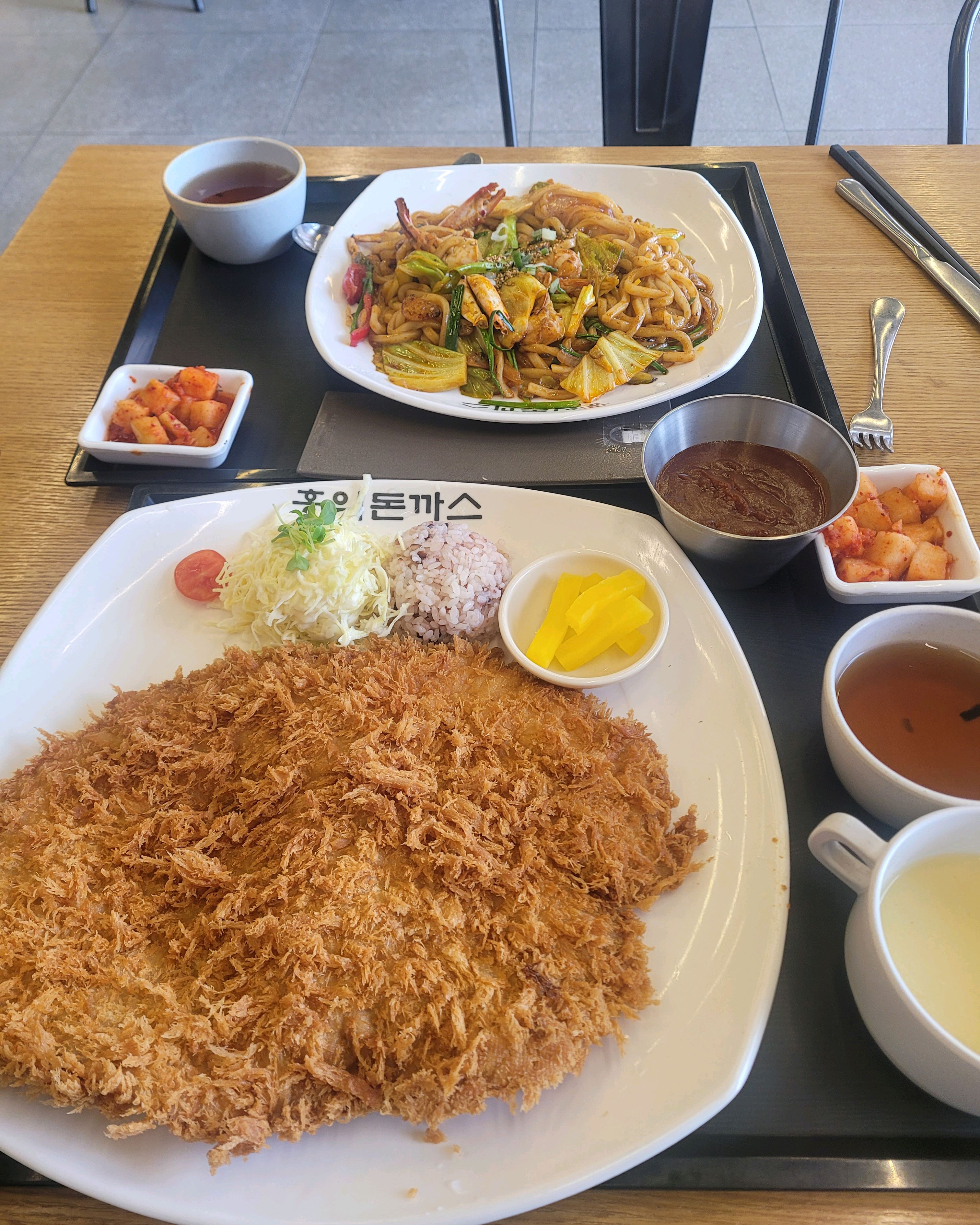 평일 점심시간 운좋게 웨이팅없이먹을수잇엇어요 ㅎㅎ 돈까스는 무지컷는데 바삭바삭 신선해서