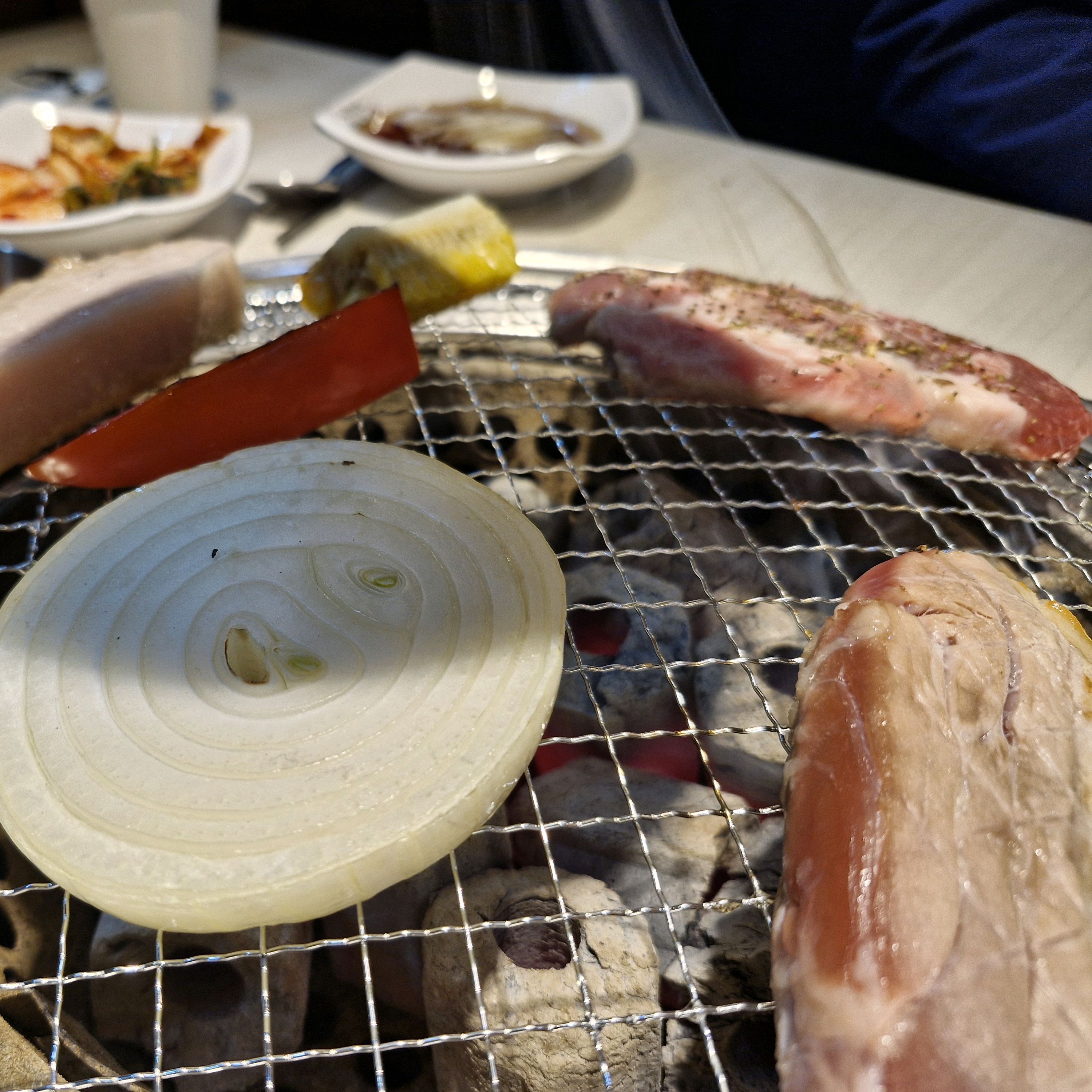 잡채,떡볶이,김말이 등 사이드메뉴가 다양해서 좋고 무엇보다 무함리필인데도 불구하고 고기맛이