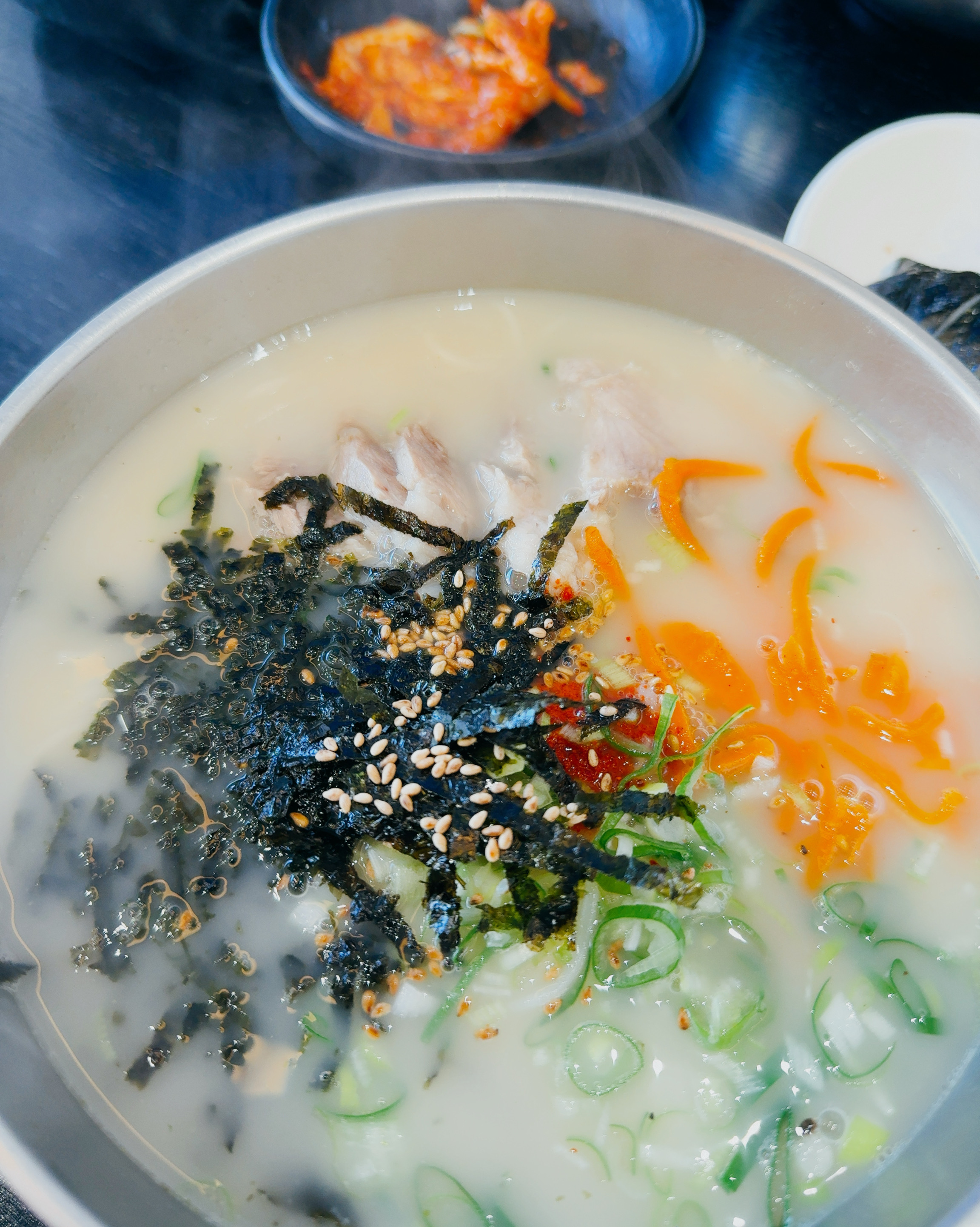 김밥과 비빔국수. 고기국수의 조화가 좋아요 - 제주 맛집 남춘식당