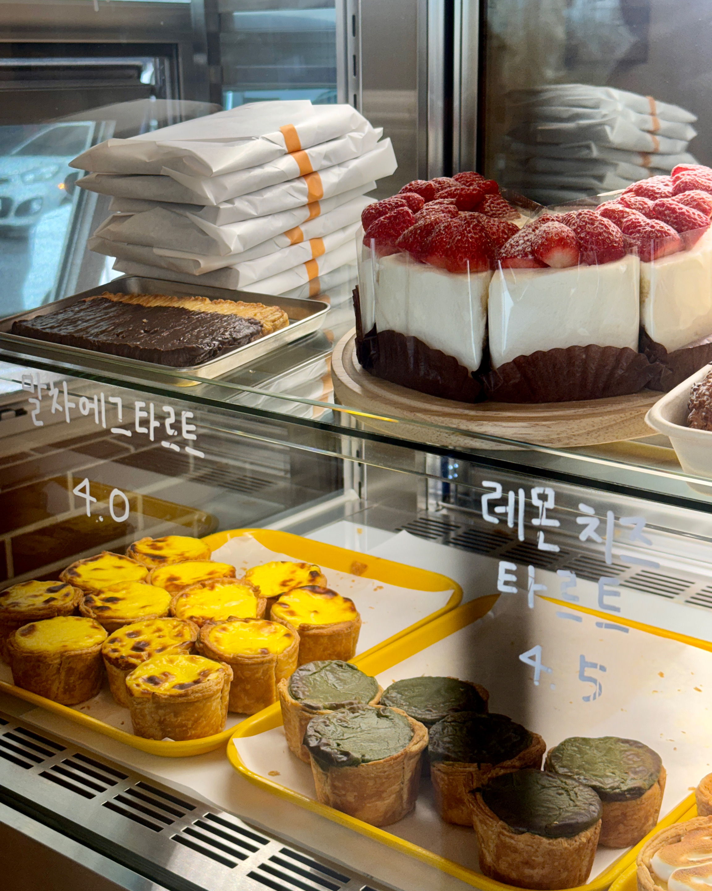 기본 에타와 말차 에타 먹었는데 바로 나와서 필링 잘 흐를때 먹을수있어 좋았어요! 기대했던