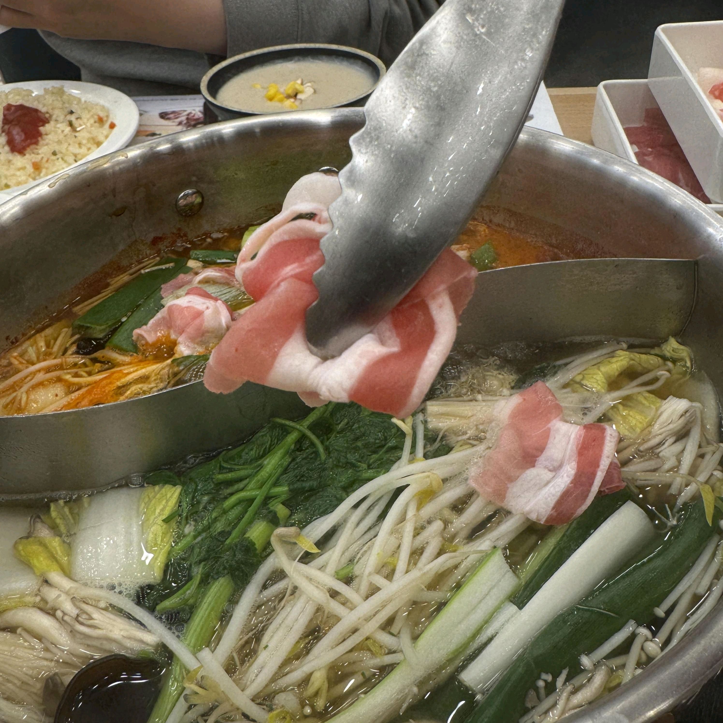가족끼리 함께 즐기기 좋은 샤브샤브 전문점이네요 소고기 육수에 채소를 넣어 먹으니 건강한