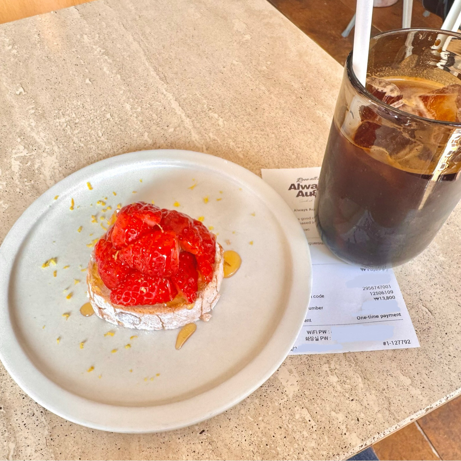 망원동 제 최애 카페에요. 딸기 머랭 룰라드는 꼭‼️주문 필수에요 요즘 느좋 카페는 올웨이
