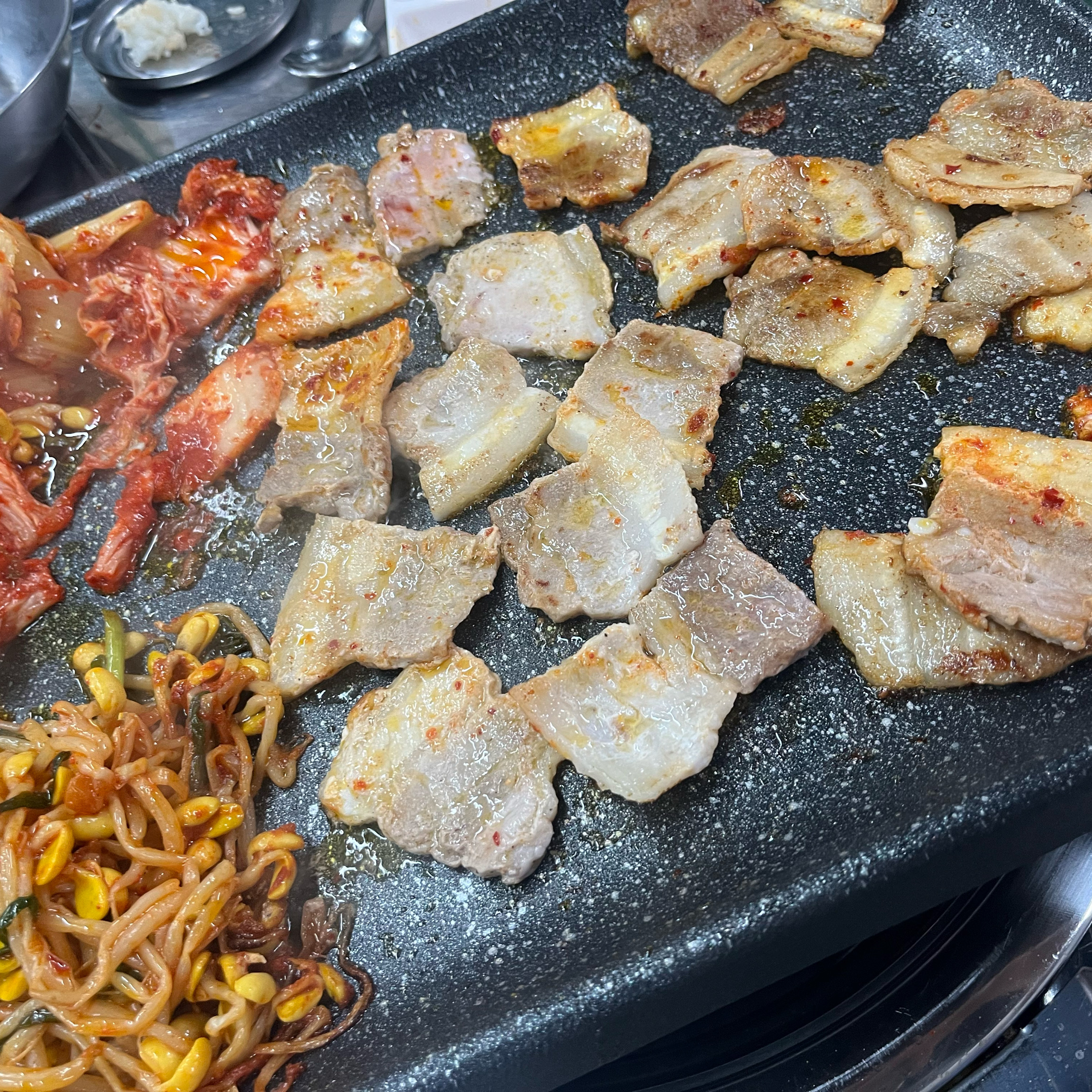 고기도 너무 맛있고 공기밥 시키면 된장찌개에 간장떡볶이까지!!재방문 의사 100%입니당~!