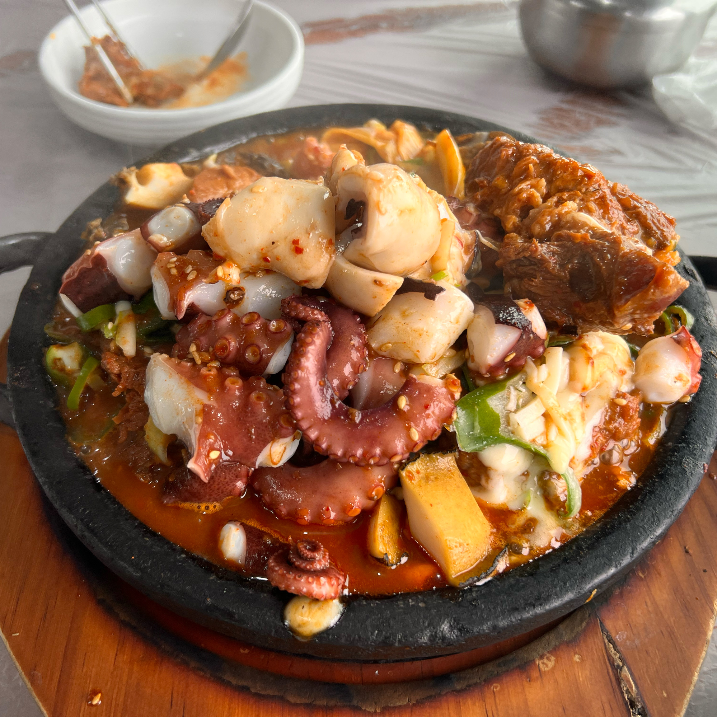 밑반찬은 없고 메인 요리는 먹어을만 하네요. - 제주 맛집 순천미향 제주산방산본점