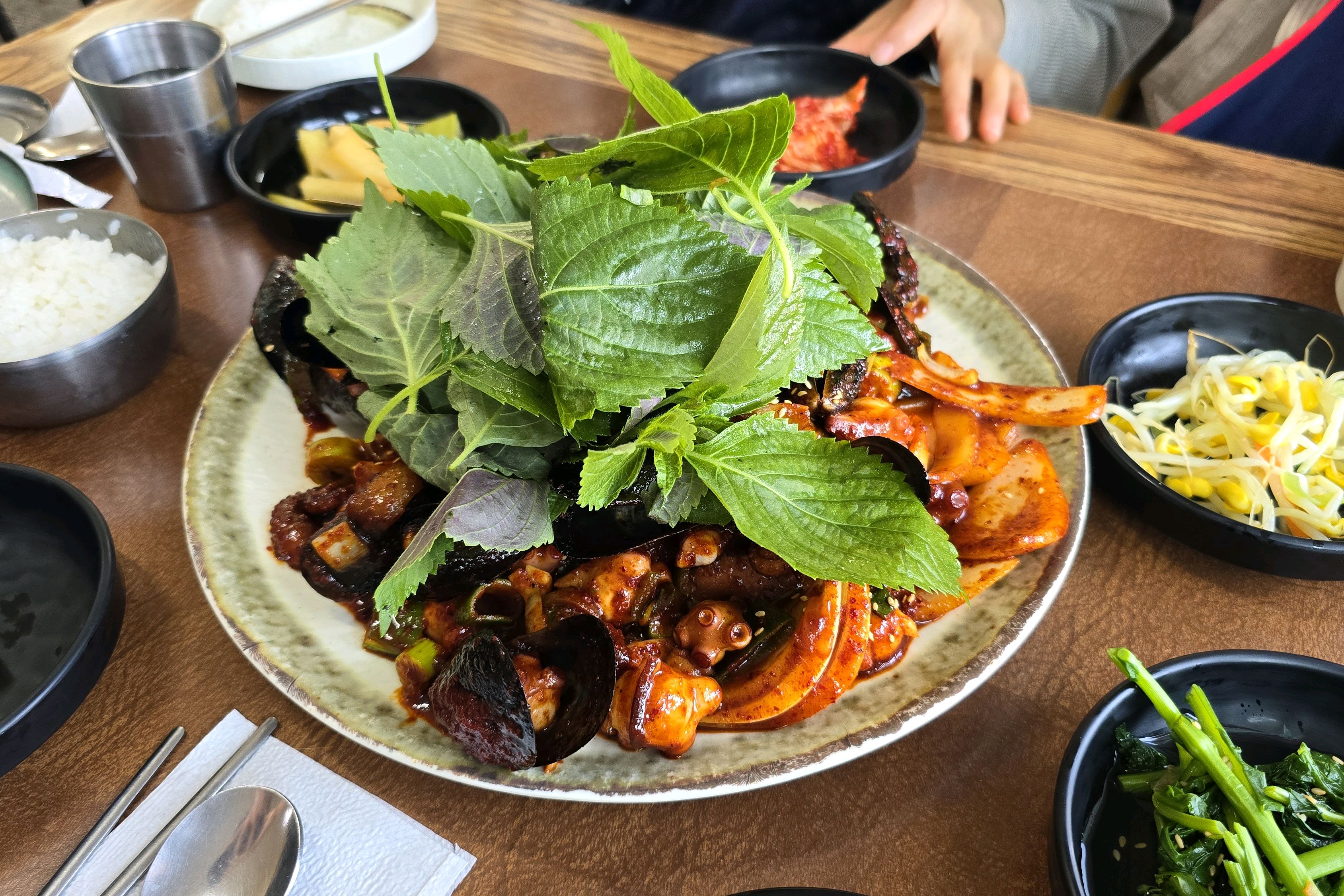 살짝 매콤하고 불맛도 나고 맛있어요! 마지막에는 밥 비벼먹었어용ㅋㅋ - 제주 맛집 소금바치 순이네