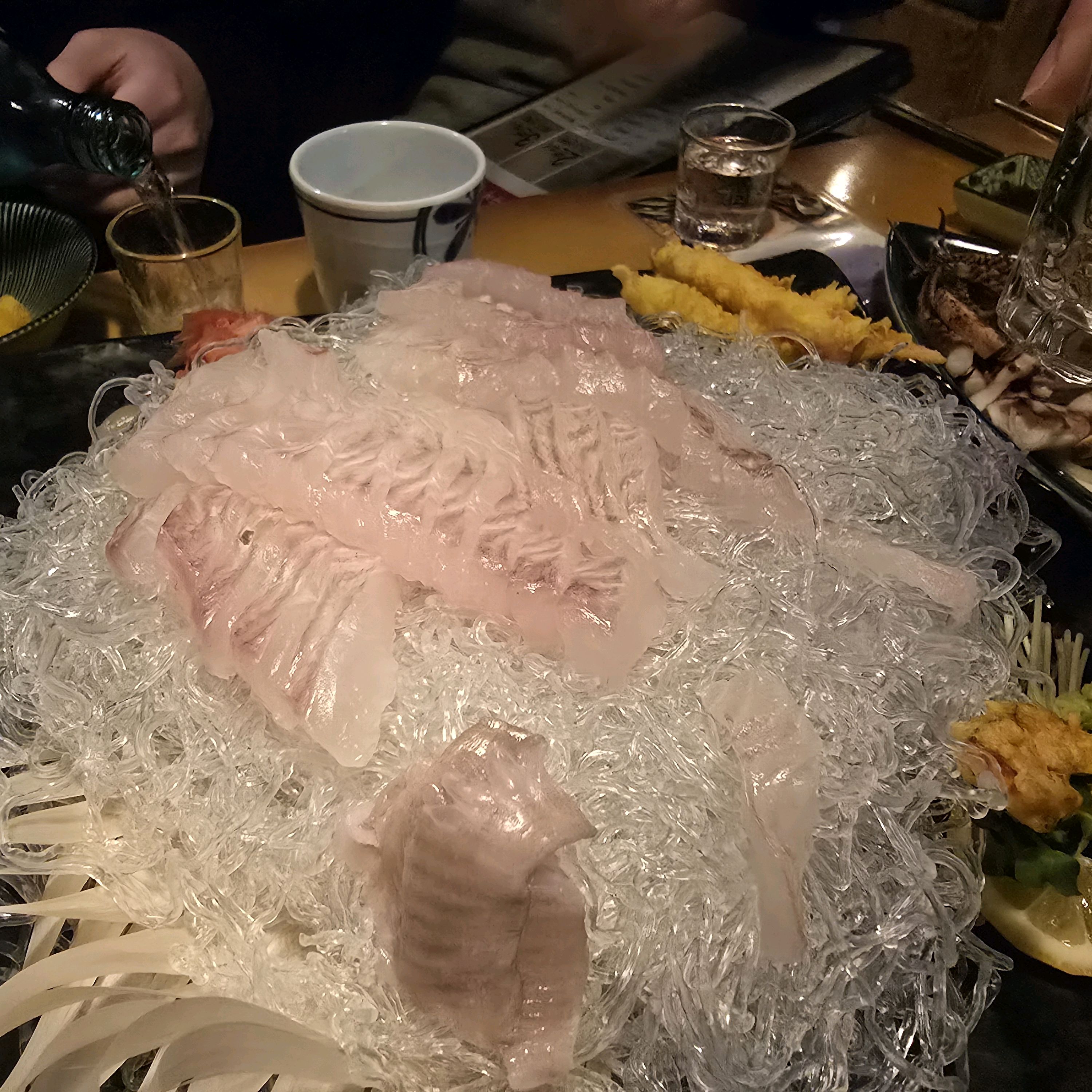 리뷰가 좋아서 방문했는데 분위기도 너무 좋고 맛있어요!! 천호에서 회 먹고 싶을 때 또 올