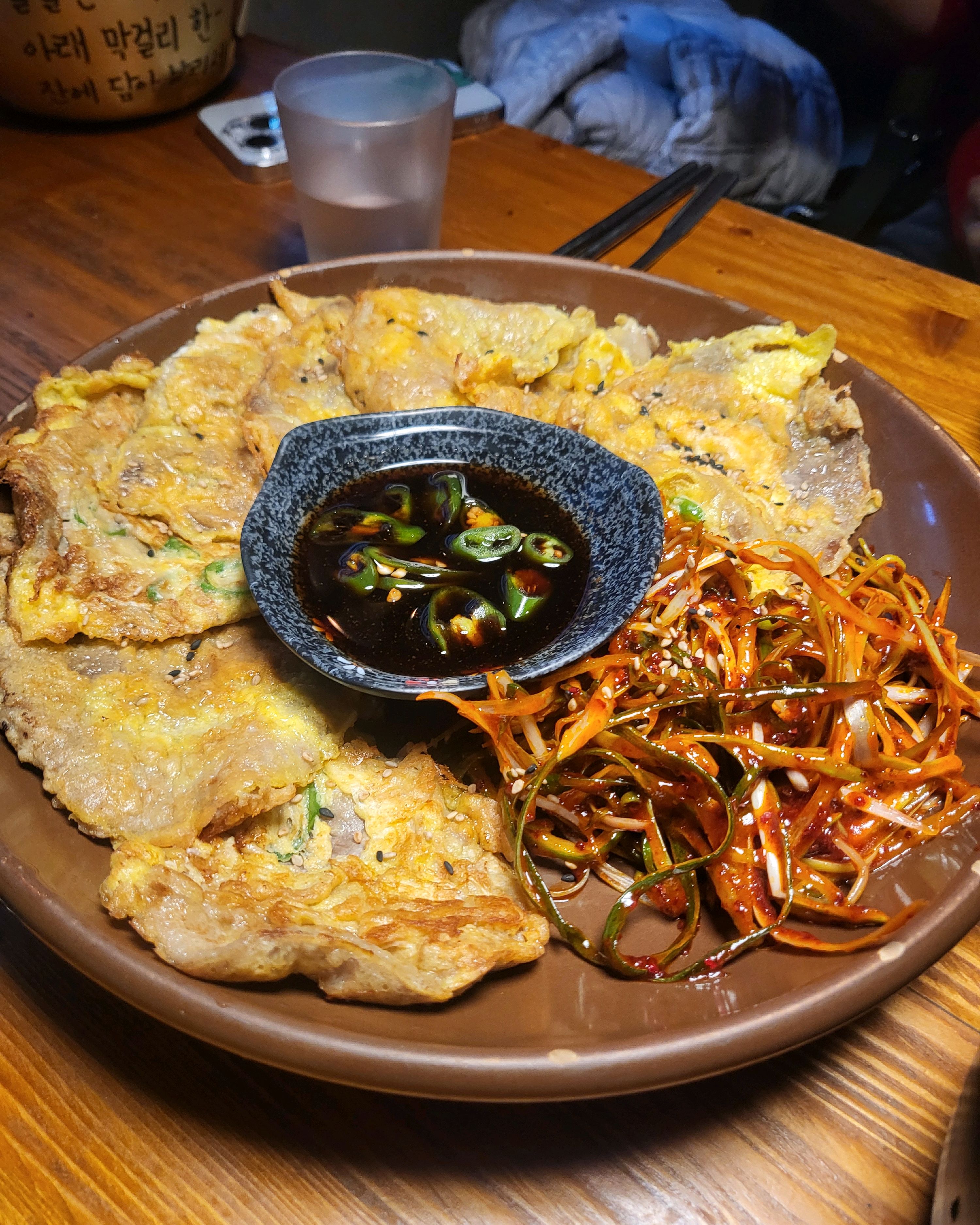 육전 비빔국수 멸치국수를 시켰는데 - 불당동 맛집 대동국수 천안불당점