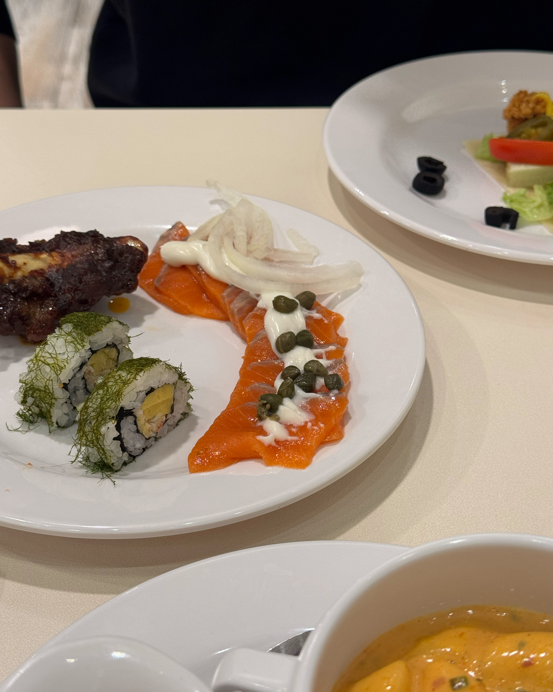 저번에 런치에 웨이팅이 넘 길어서 못 먹었는데 디너는 한산해요 ◡̈ 직원분들이 자주 음식