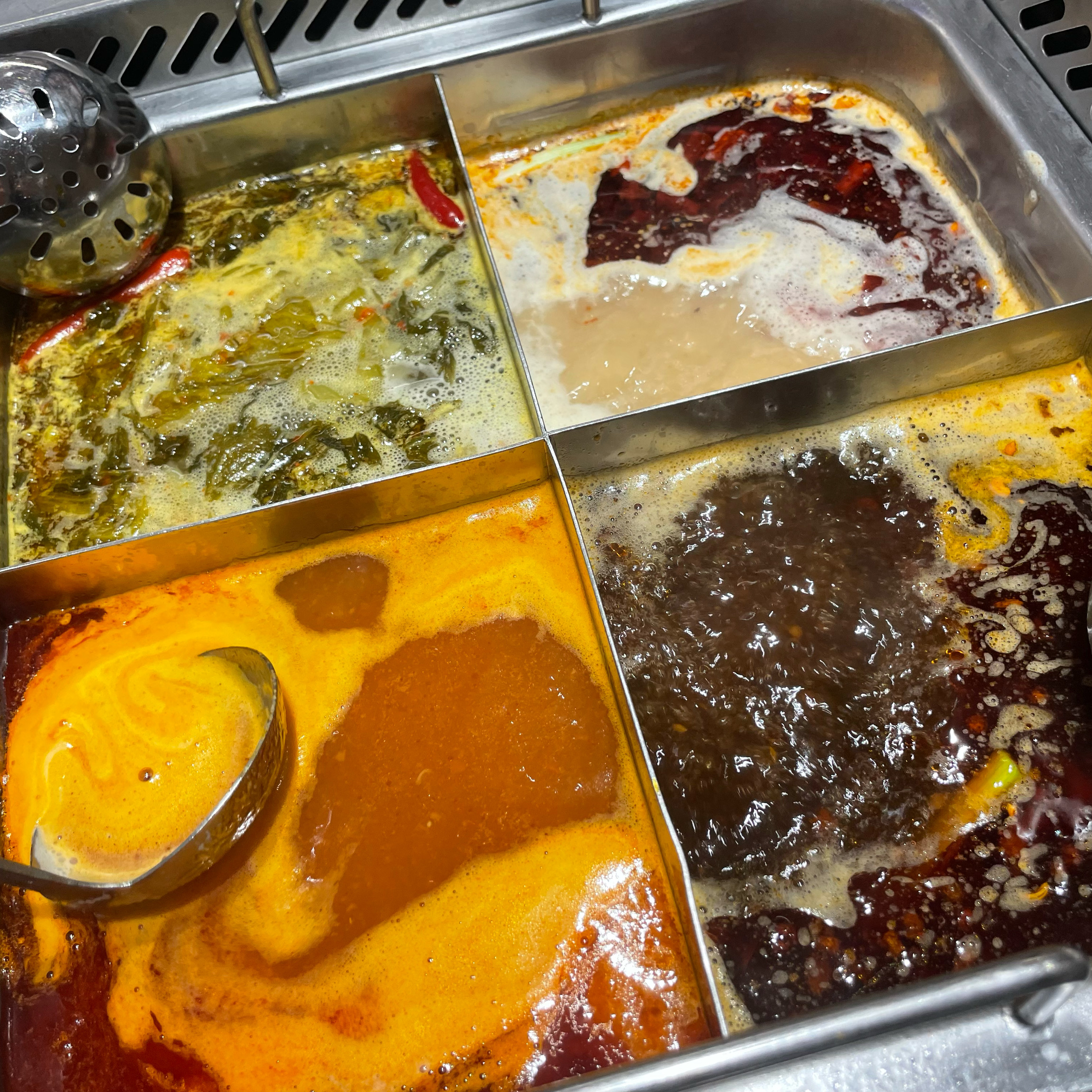 첫 하이디라오라서 먹고싶은거 다 시켰어요 전 대만에서 먹은 훠궈가 더 맛났어요ㅠㅠ직원들은