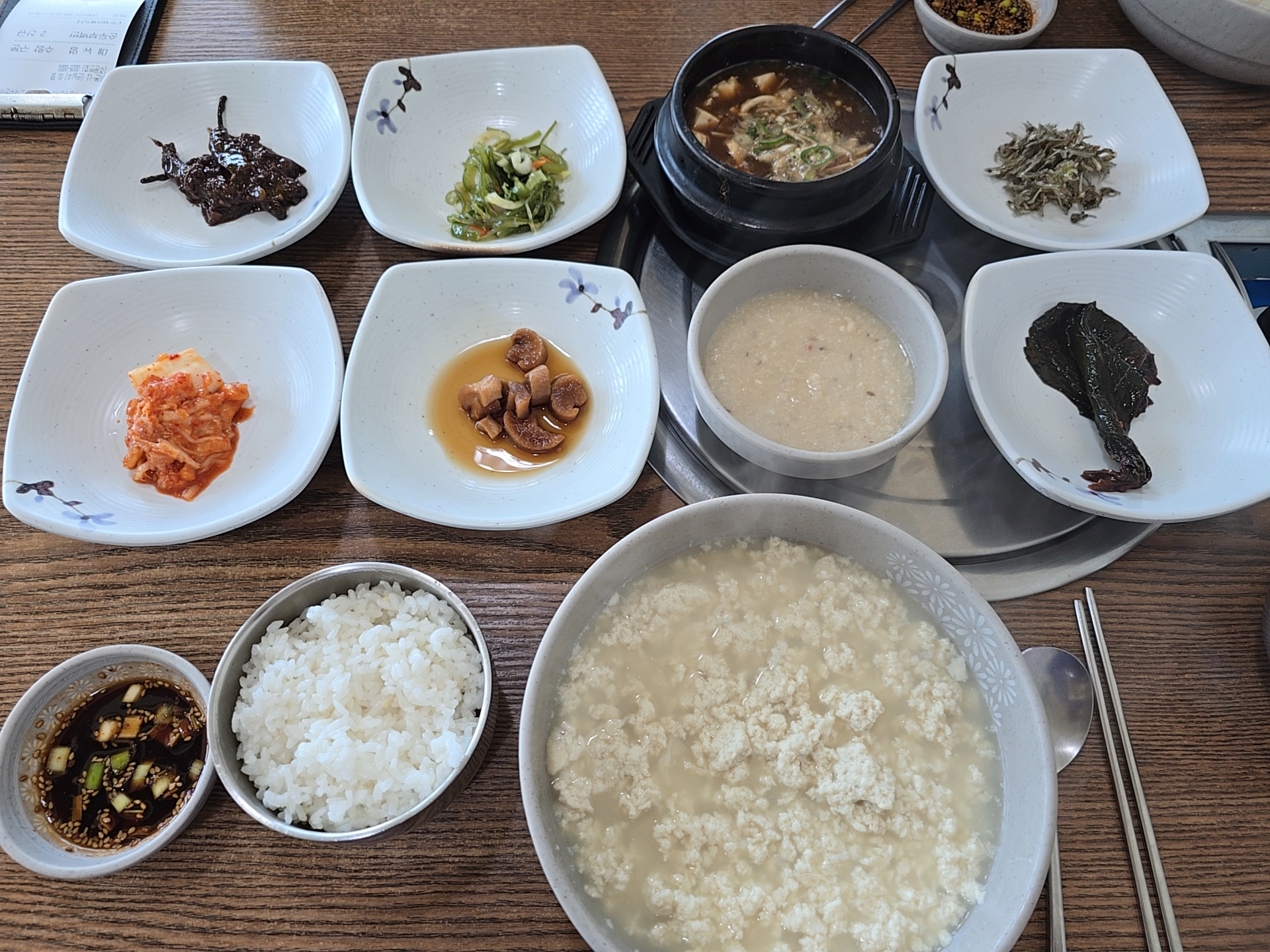 두부 담백한 맛이 좋아서 일부러 백반 주문. 맛있게 잘먹었습니다. 셀프바가 있어 편하게 반