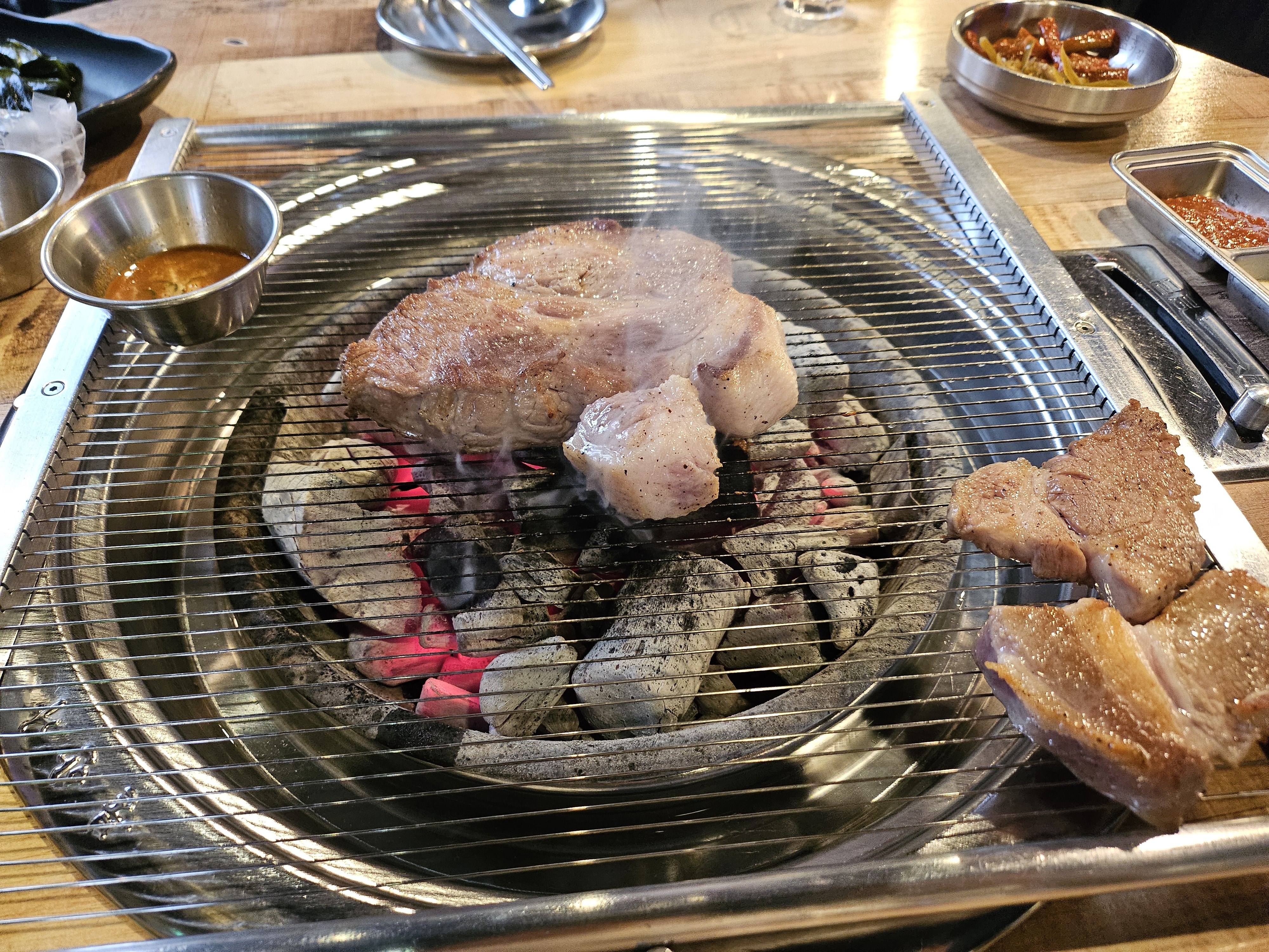 망원동에서 가장 맛있는고기집이라 자부할수있는 망고!!! 진짜 올때마다 마싯고, 친절하고 다