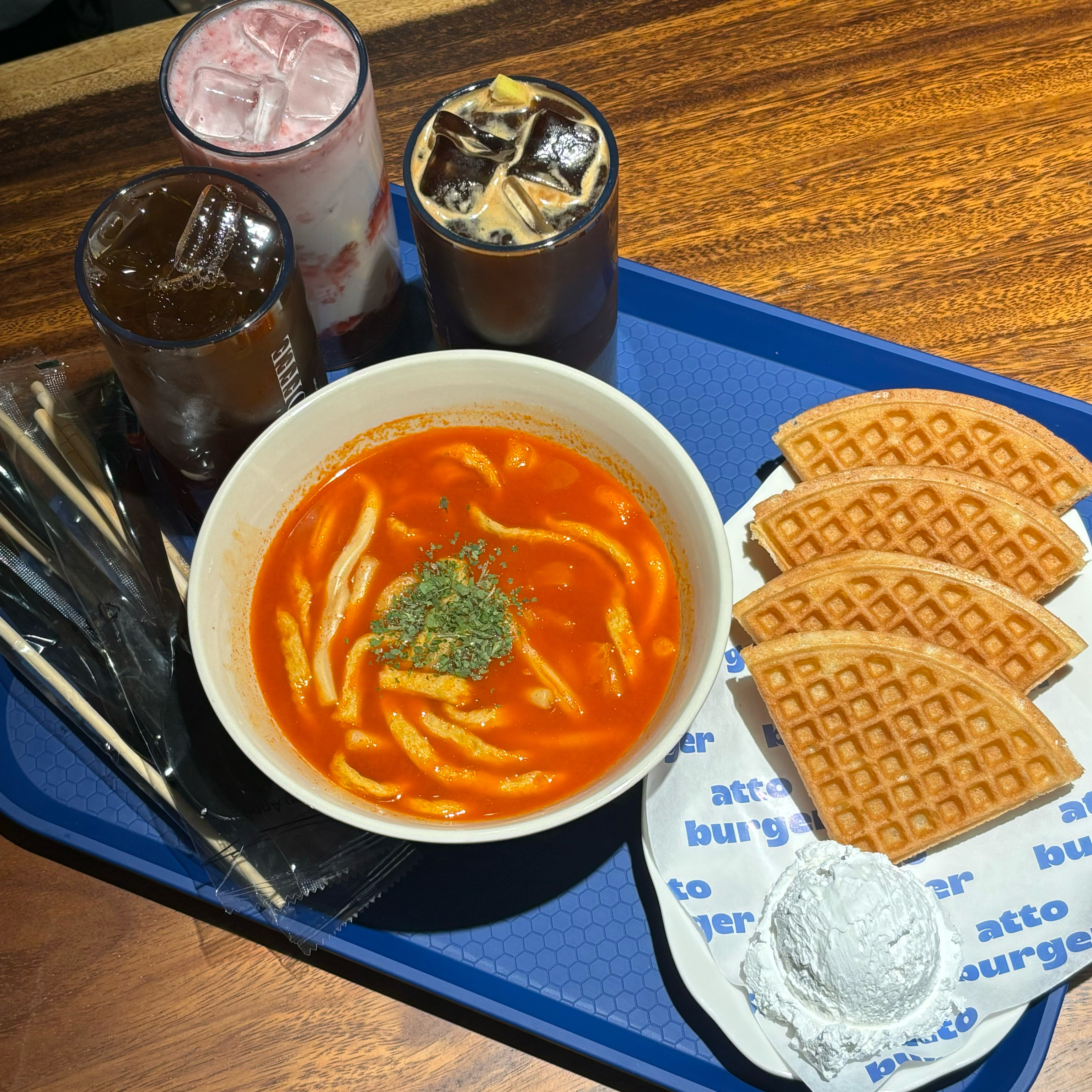 집앞에 카페가 생겨서 와봤는데 24시간이라 공부하기도 좋아요 디저트맛집이에여 ㅎㅎㅎ 지하에