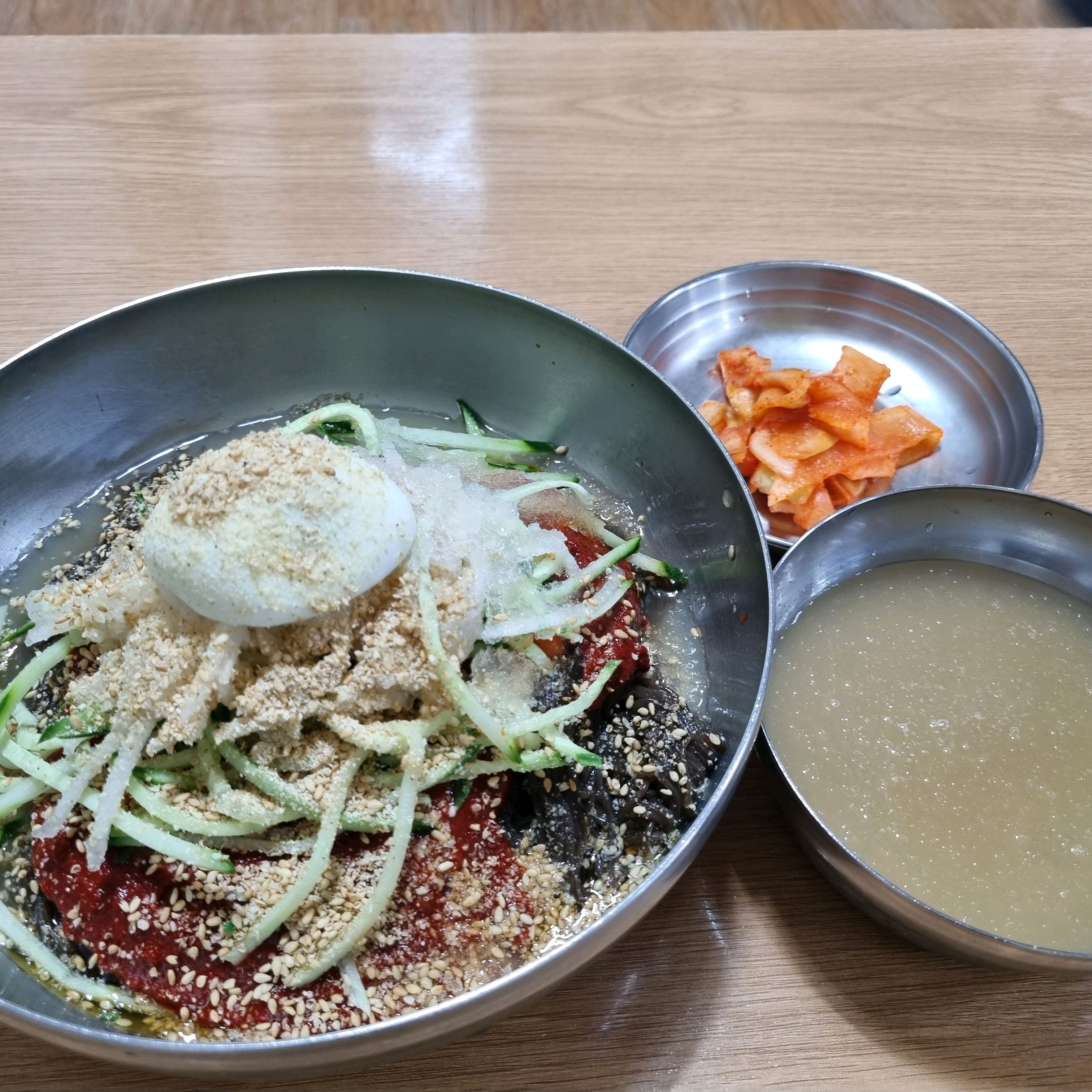 퇴근길에 칡냉면이 생각나서 비빔냉면을 주문했어요~ 맛은 여전히 맛나고 면빨은 약간 얇아