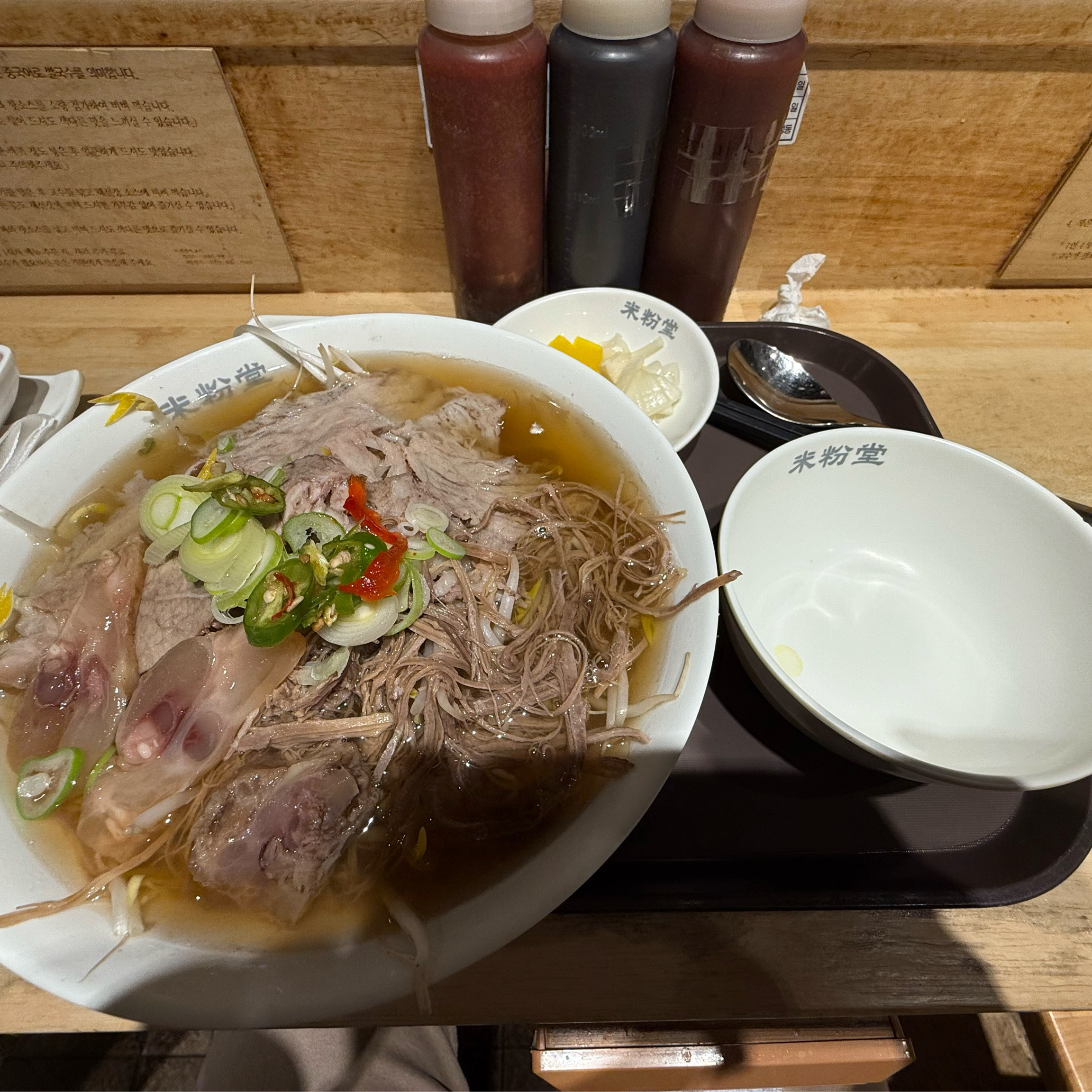 쌀국수가 먹고싶어서 찾았습니다. 점심시간이지만 자리는 있었죠. 음식맛이 강하거나 진하지는 