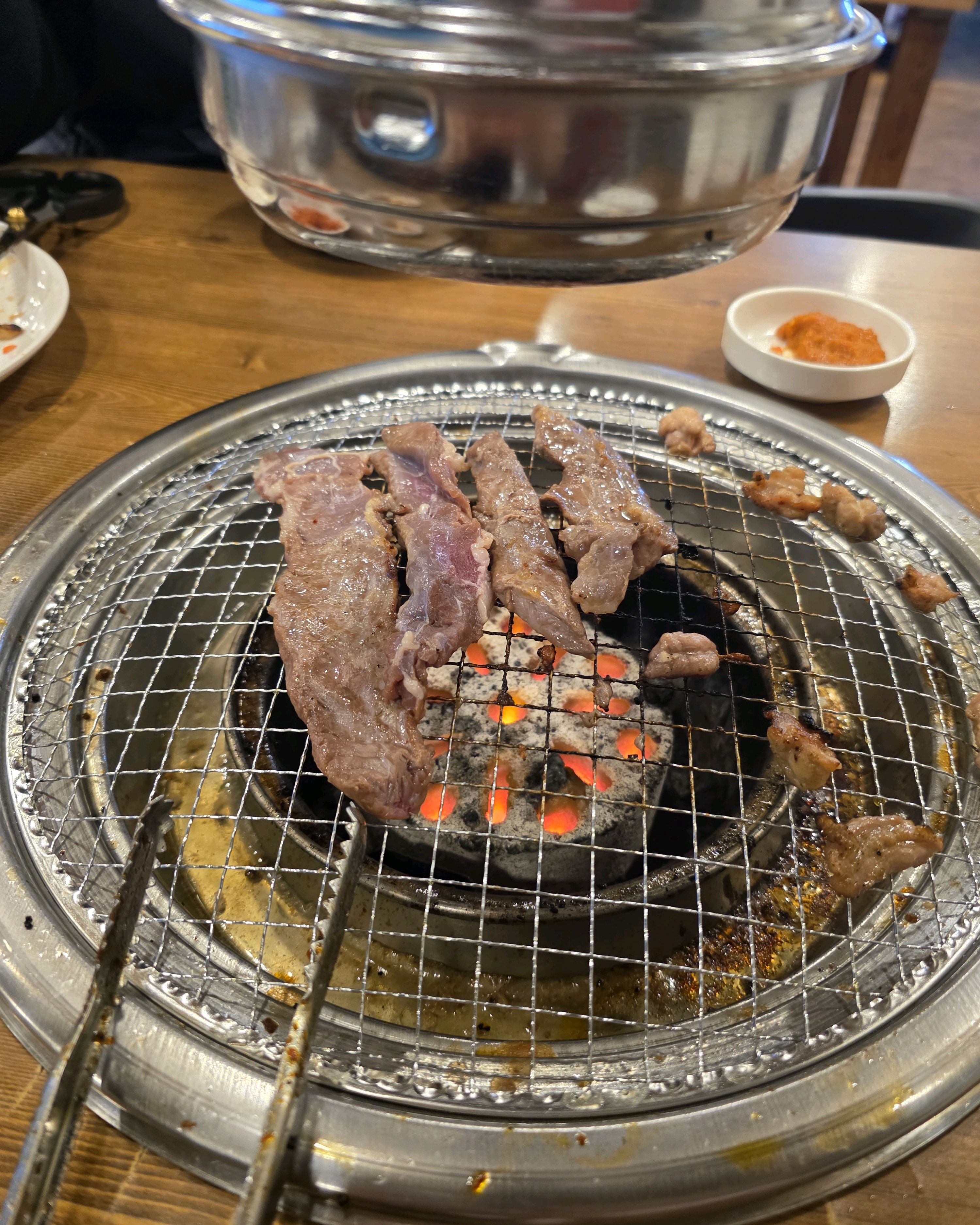 10,900원이라는 저렴한 가격에 다양한 고기를 푸짐하게 즐길 수 있는 가성비 최고 맛집입