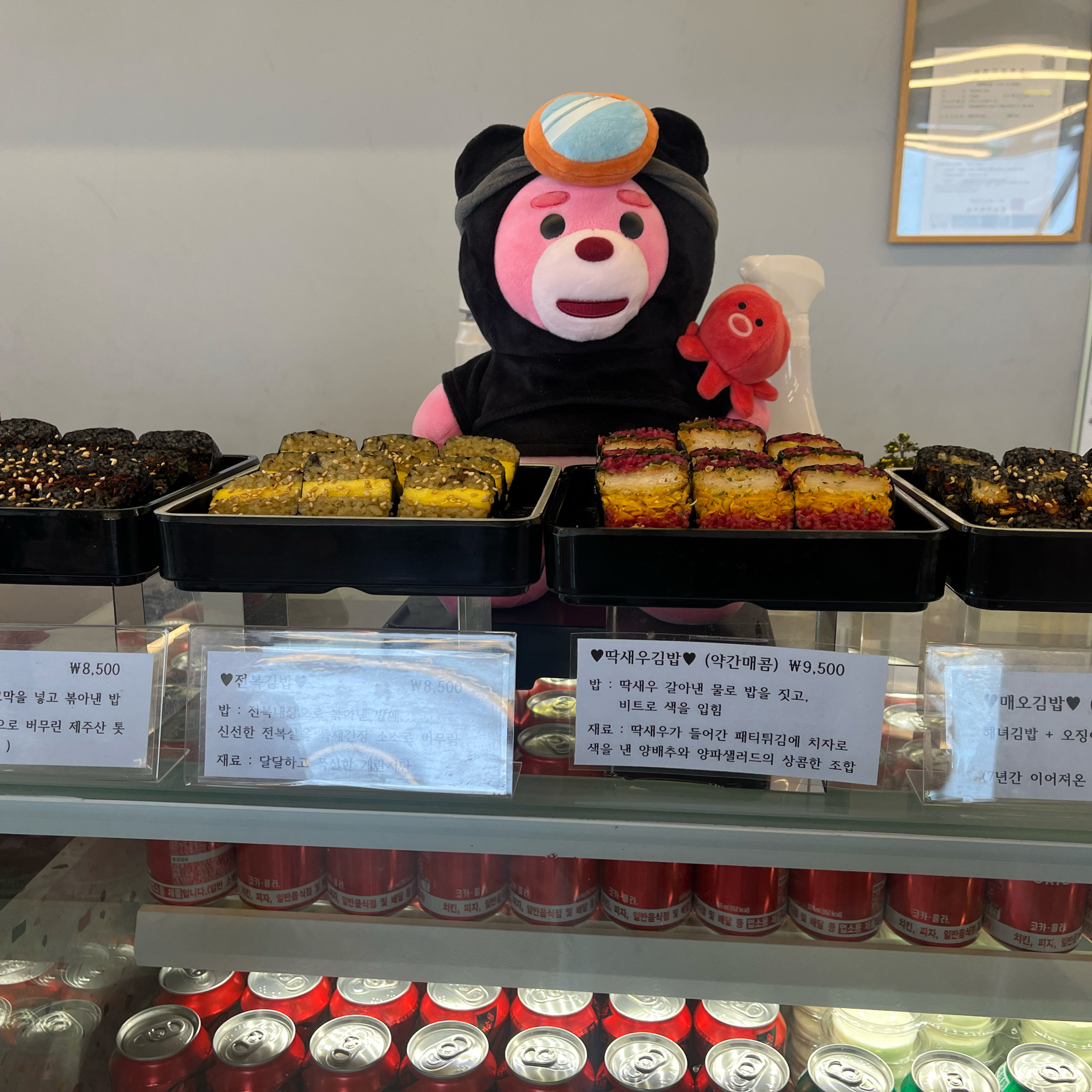 이렇게 뷰 좋은 김밥집은 처음봤어요! 포장하려다 급 앉아서 매장에서 먹었습니다 - 제주 맛집 해녀김밥 본점