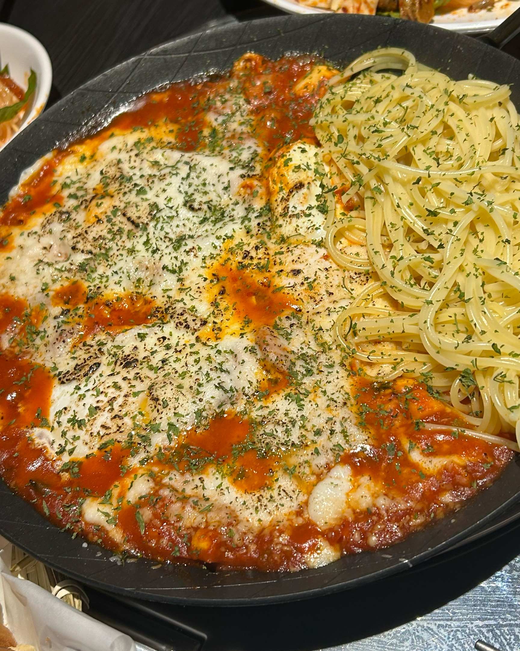 분위기 정말 좋고 동네 주민들이 자주 찾는것 보니 현지인 인증 찐 맛집이에요~ 메뉴도 독특