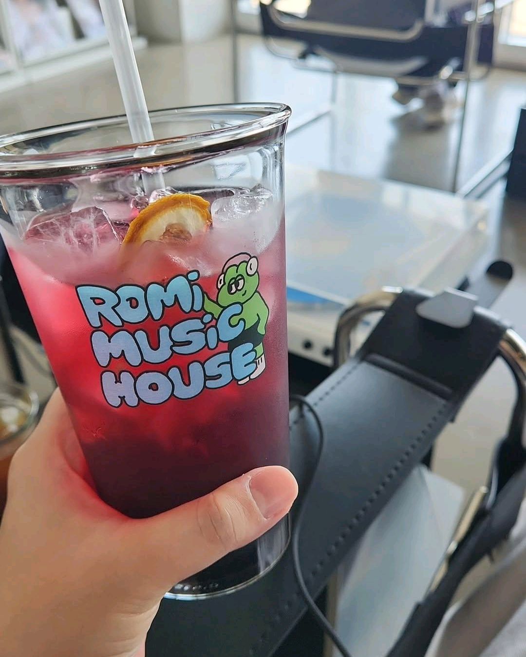 여행 계획을 짜다가 발견한 로미뮤직하우스!! 전날 빡센 일정으로 지쳐있었는데 몸도 마음도 