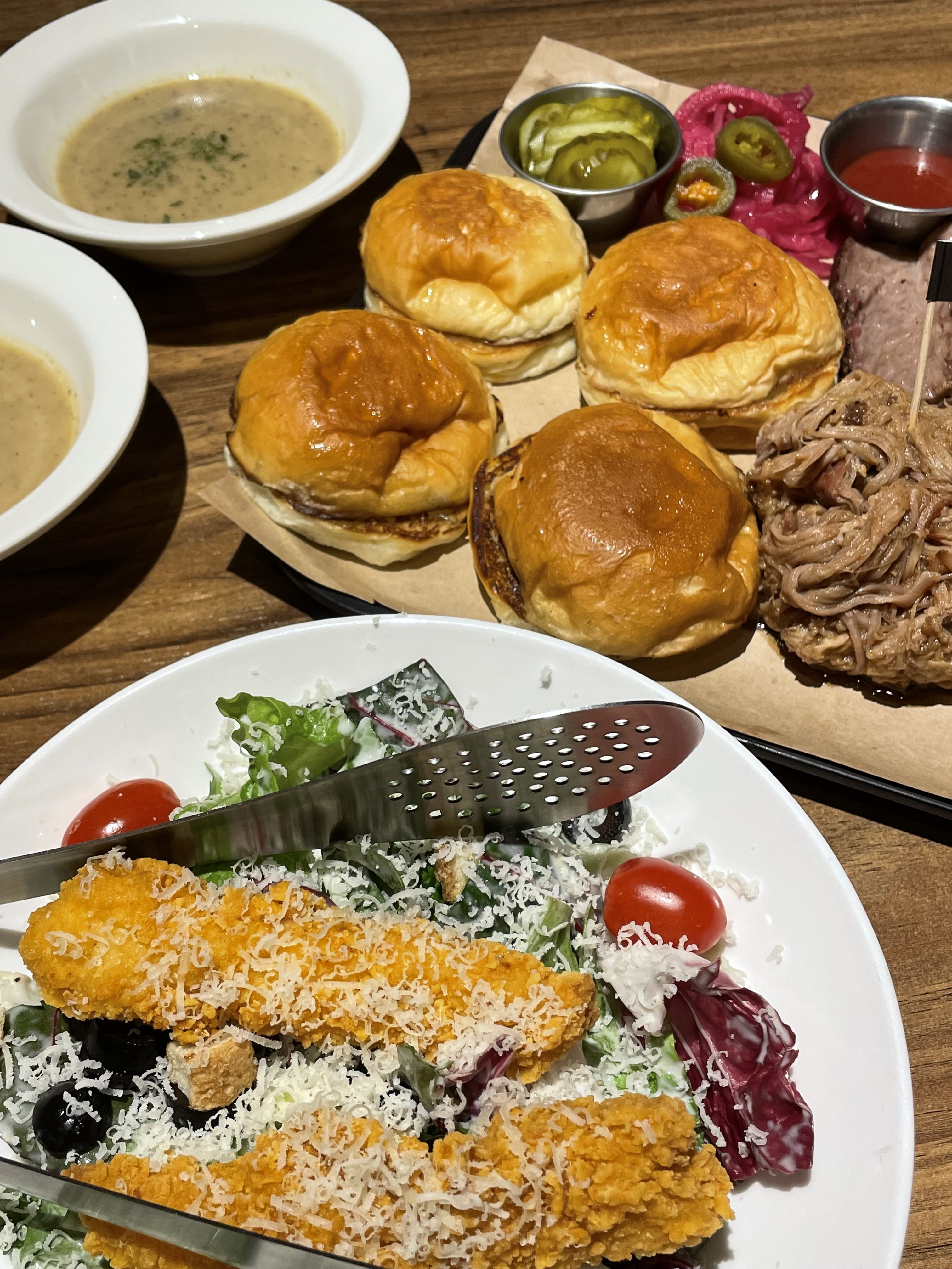 언제나 먹어도 질리지 않는 스모크타운!!! 항상 감격스러운 맛입니다 🥰🥰🥰 스테이크와 와인