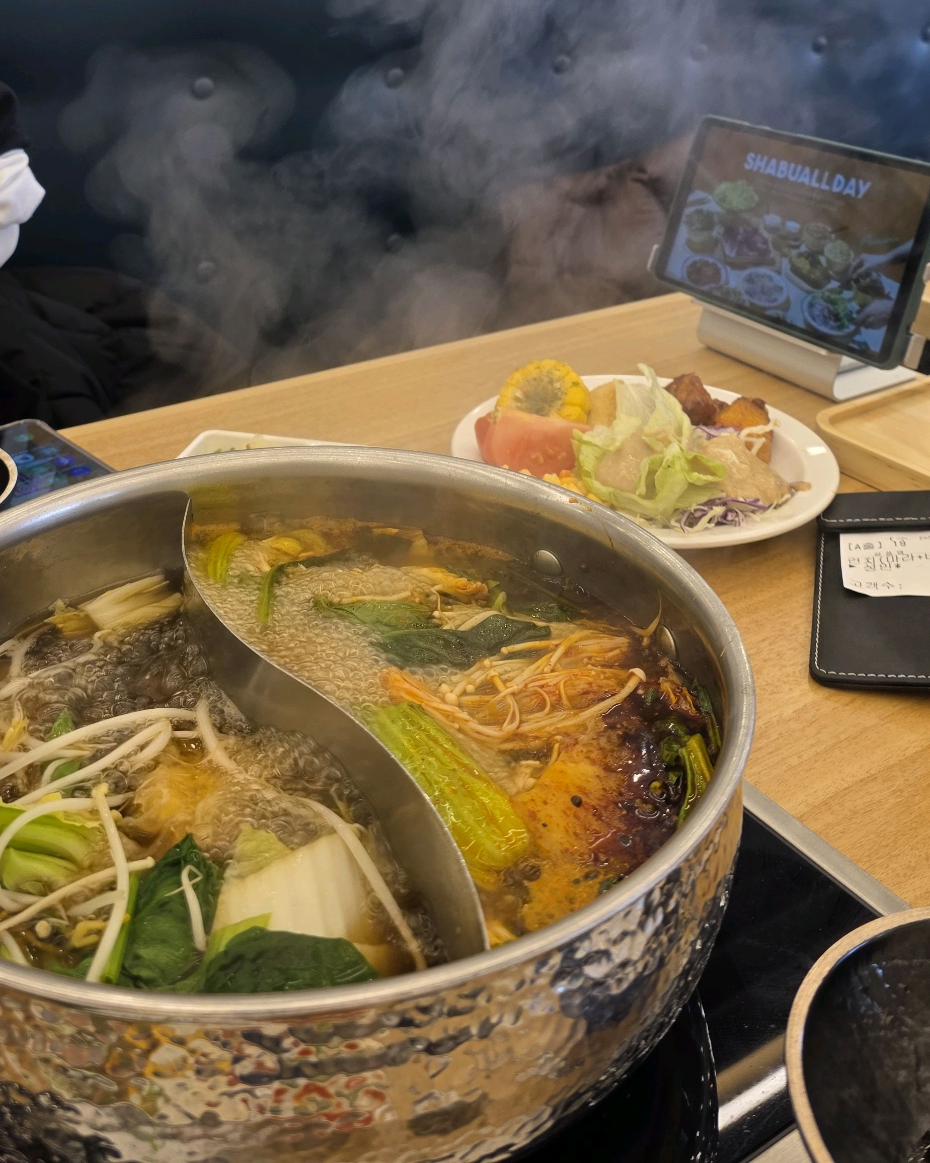 가성비도 좋고 먹자골목에 위치해 있어서 좋았고 매장이 넓어서 샐러드바 이용하기도 좋았어요😍