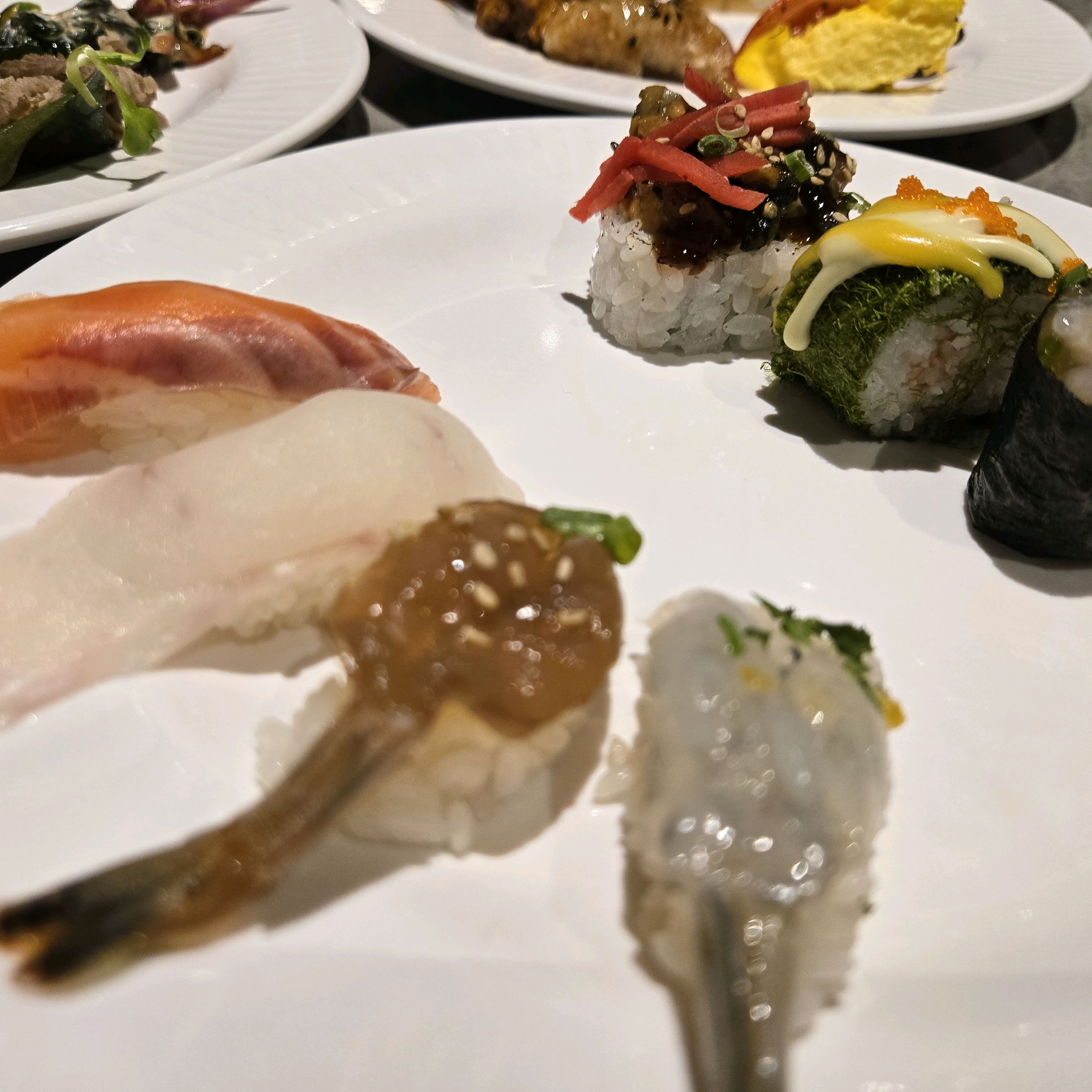 초밥도 핫푸드도 너무 맛있네요~ - 영통 맛집 고메스퀘어 영통점