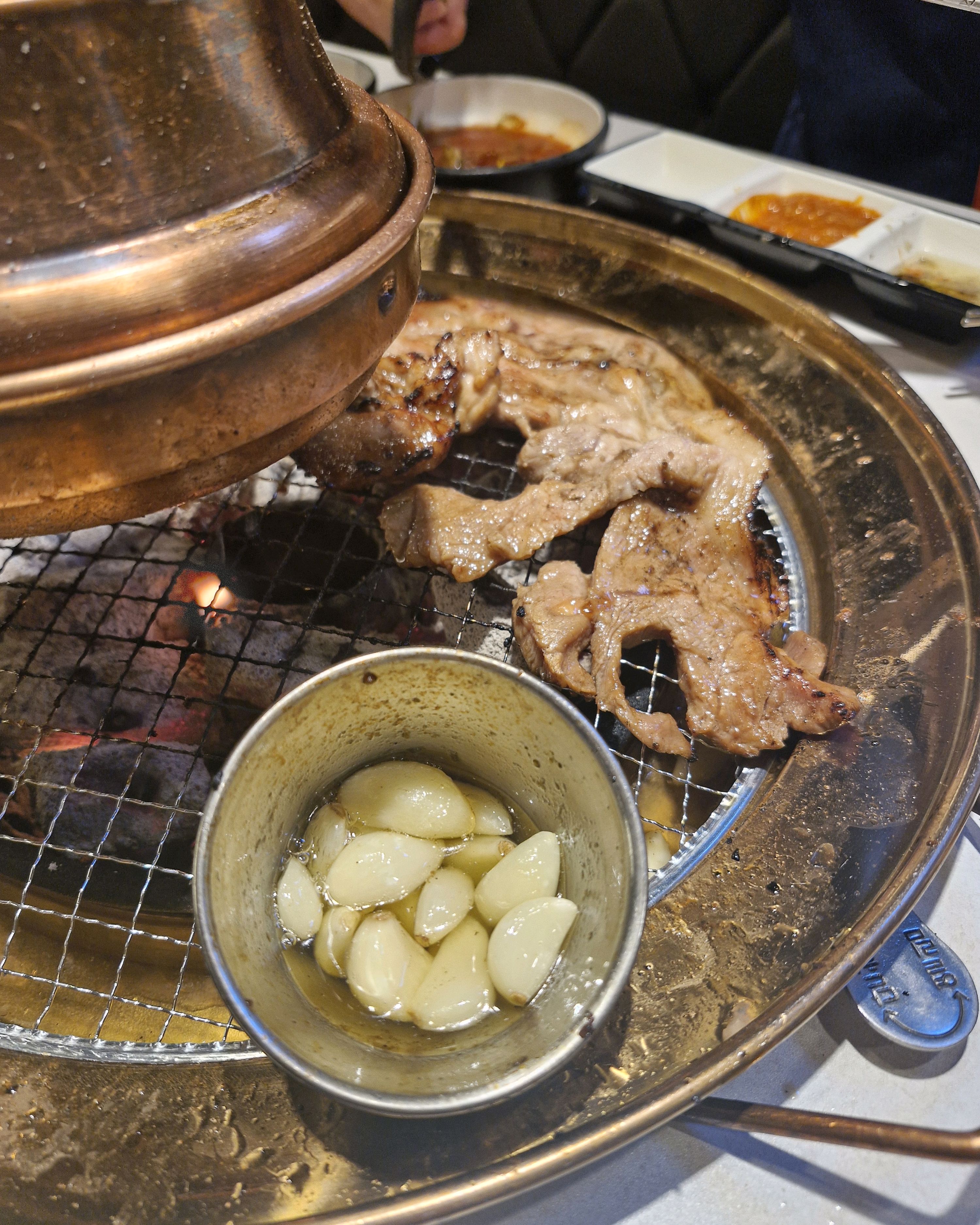 매장도넓고 주차공간도있어서 편합니다. 고깃집인데 냄새도 크게안나고 깔끔합니다 고기도 여