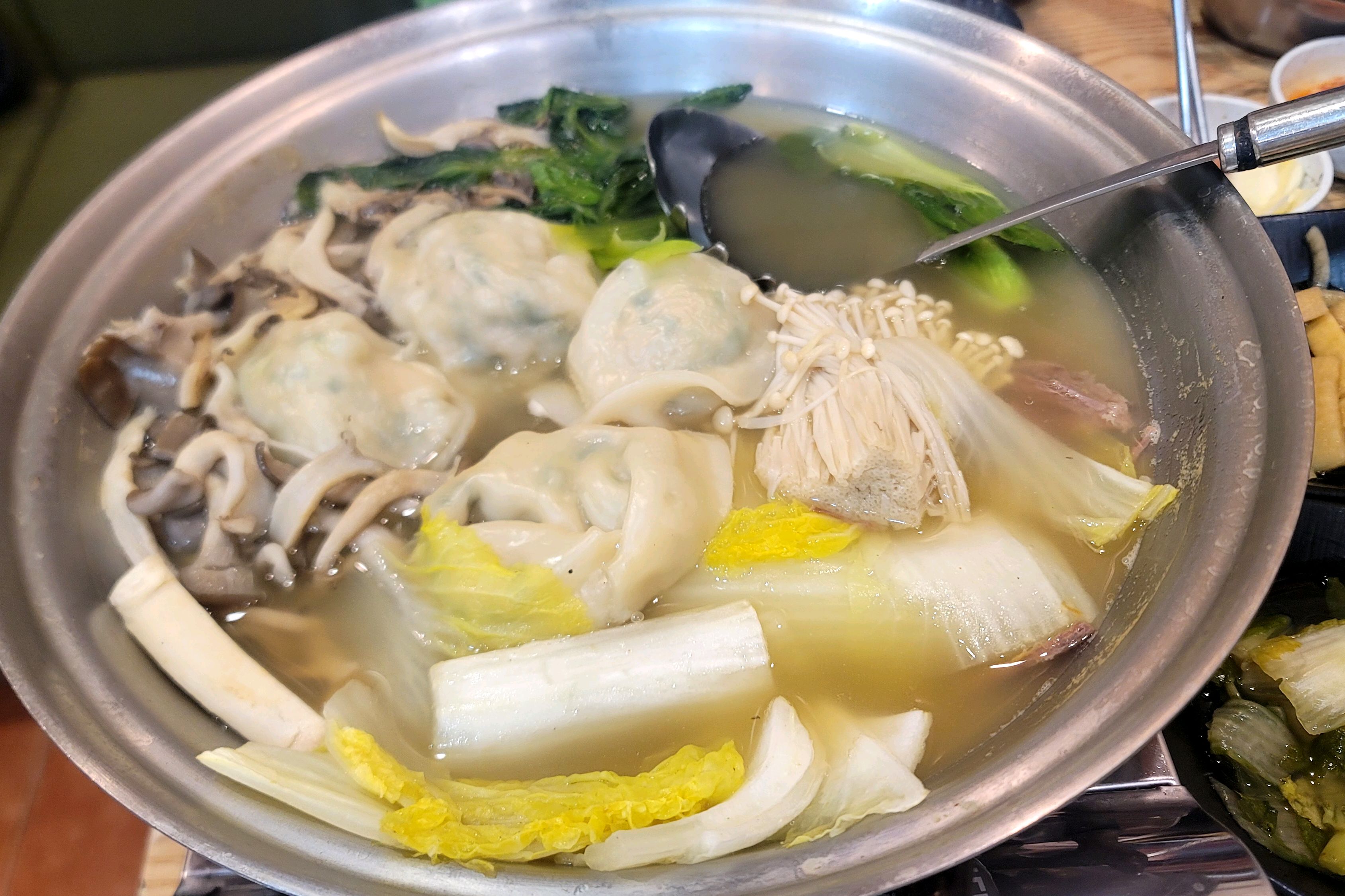 만두전골 소 시켰는데 왕만두 6개라 둘이 먹기 충분해요 국물맛이 시원하고 깔끔해서 자주 방