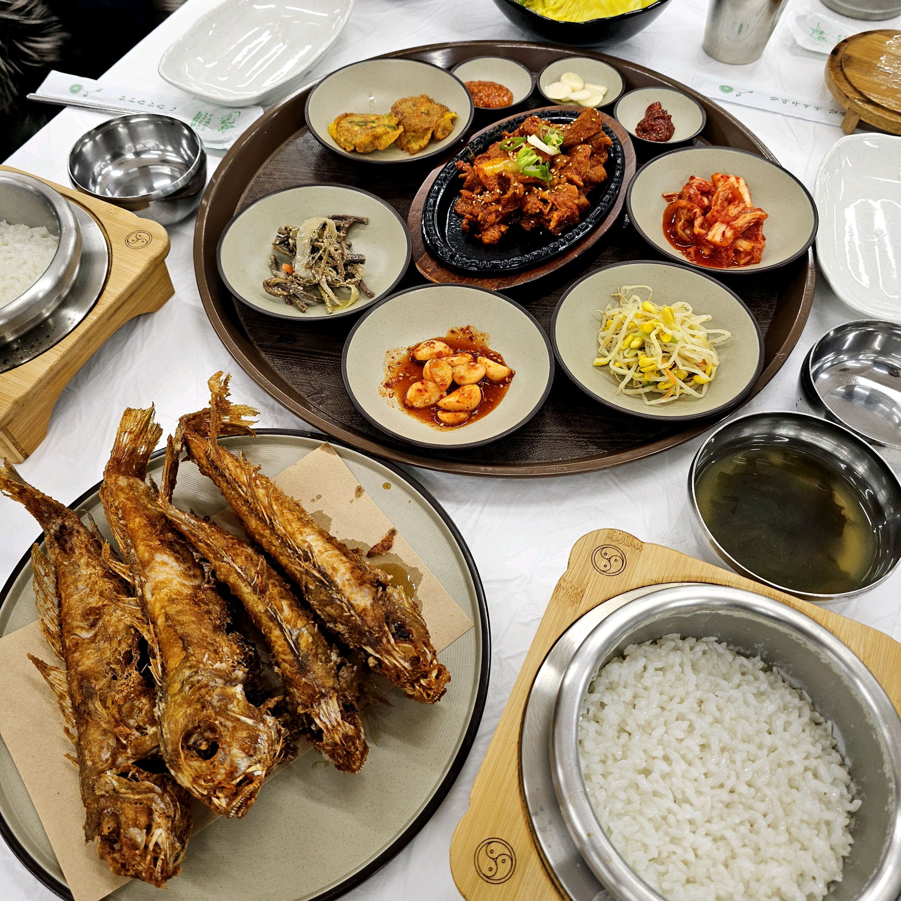 바삭하게 튀겨낸 옥돔구이에 찰진 솥밥, 맛있는 제육볶음 구성이 15,000원. 제주는 비싸