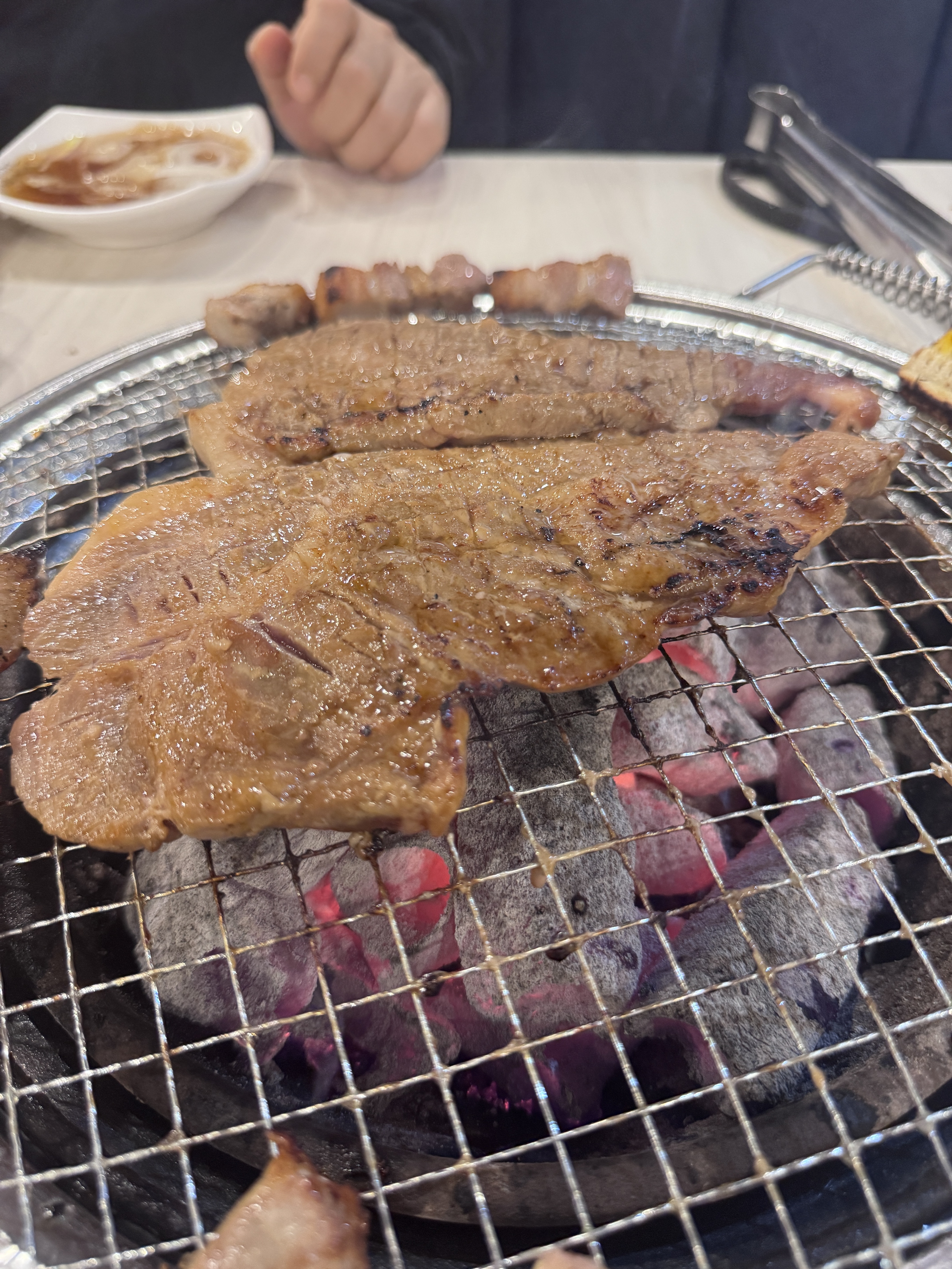 친구들이랑 매콤 달)콤 신메뉴먹우러갔는데 없어져서 좀 아쉬웠어요 :) 역시 숯불양념돼지갈비