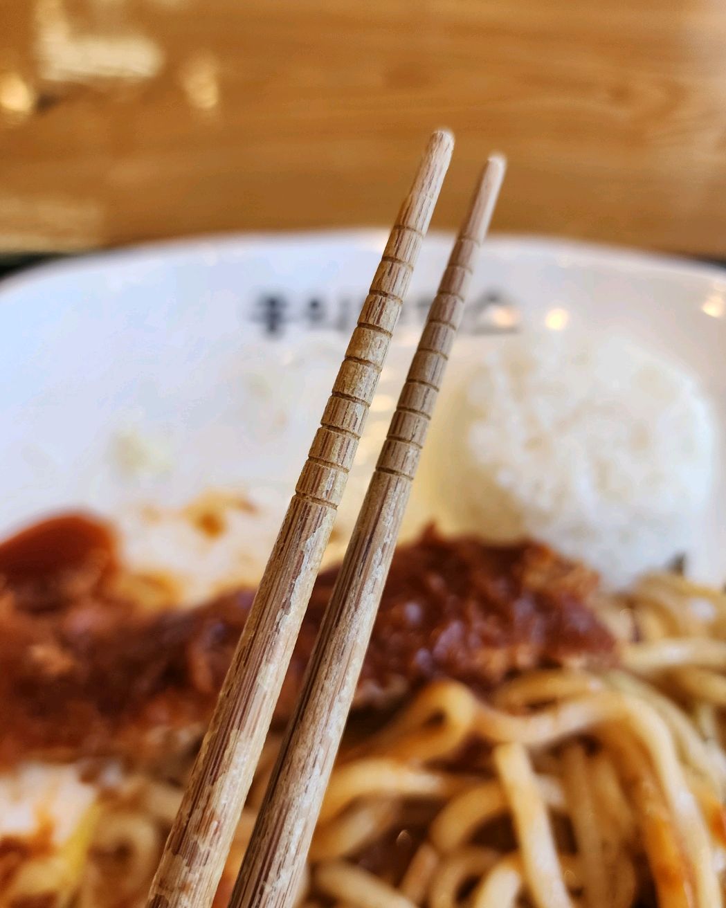 젓가락이 코팅이 벗겨져 더러워요..그런데 젓가락 통에 있는 모든 젓가락 똑같음. 너무 더러