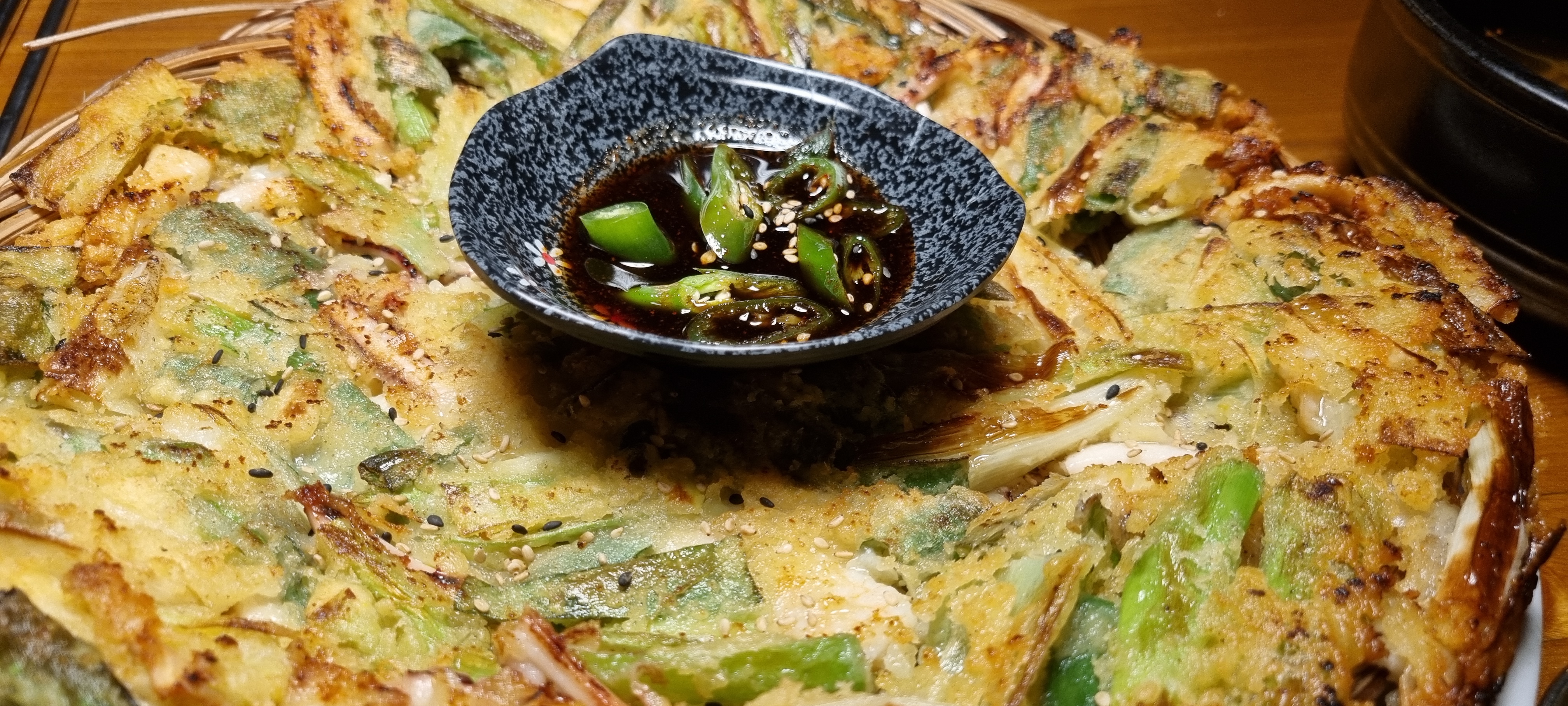 해물 파전이랑 음봉 막걸리 주문했는데 쌀쌀한 날씨에 언 몸을 녹이기에 맛도 분위기도 딱이네