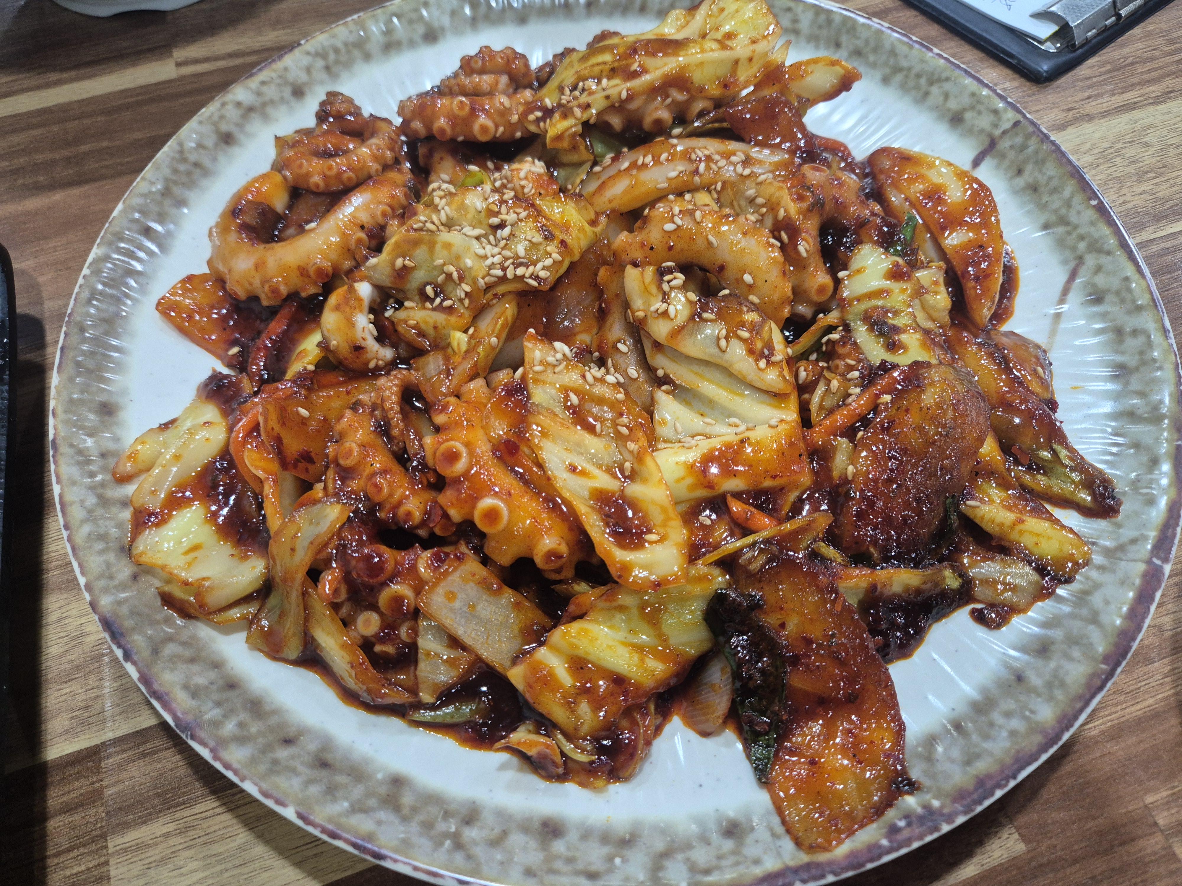 낙지가 매콤하고 통통해요. 육전이랑 함께먹으니 별미예요! - 대전 맛집 착한낙지 홍도점