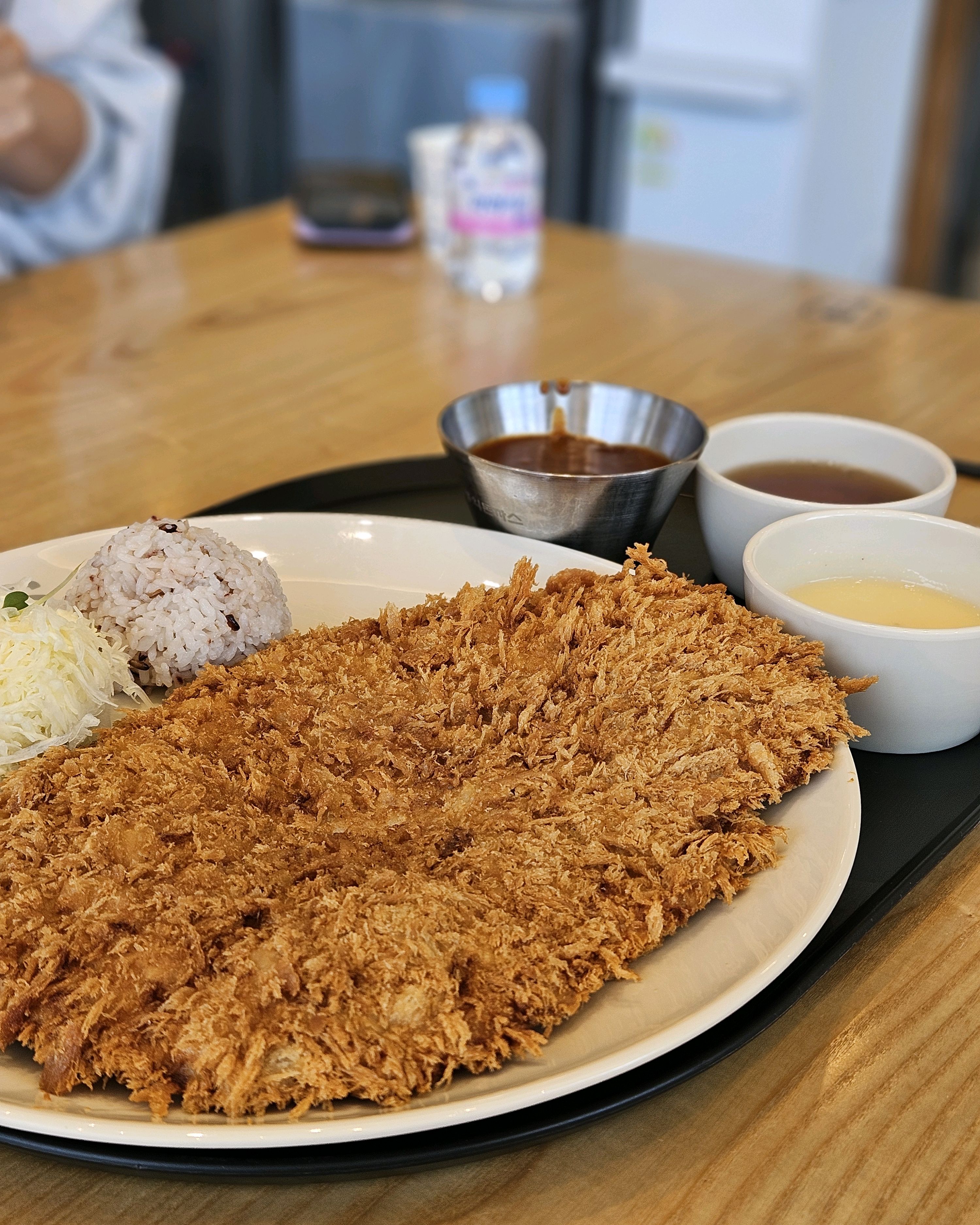 친구 추천으로 왔는데 모든 메뉴가 다 맛있어요 볶음밥 볶음우동에 불향도 나고 좋았네요 - 거제 상동 맛집 홍익돈까스 거제점