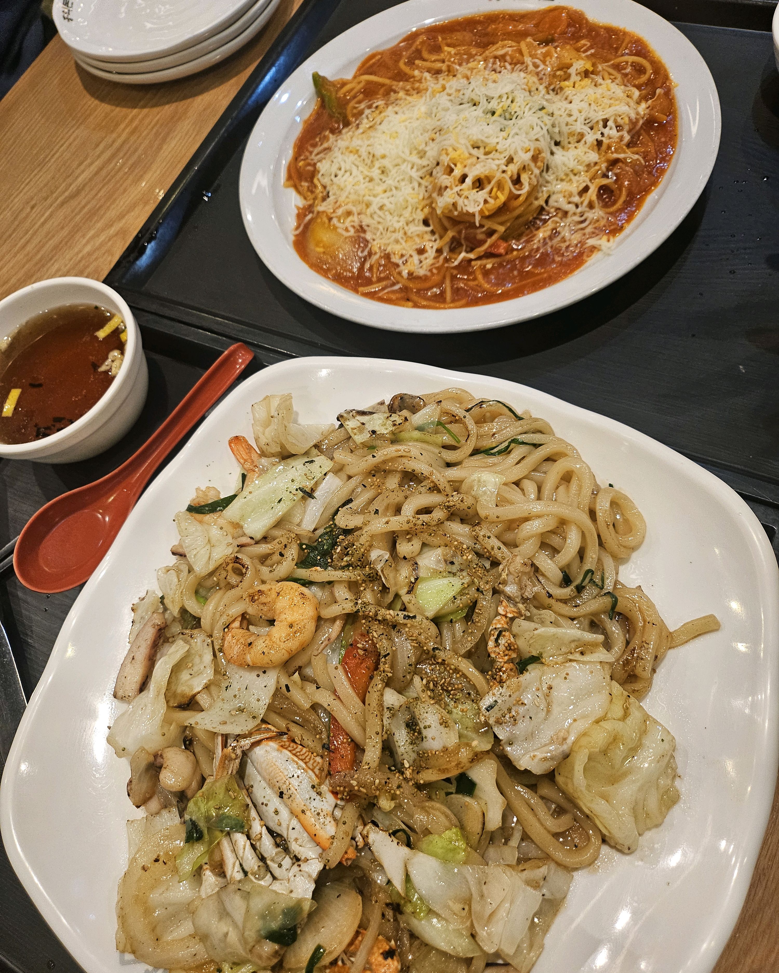 돈가스는 물론 해물볶음우동이랑 토마토치즈파스타도 맛납니다👍👍👍👍 - 인천 송도 맛집 홍익돈까스 송도점