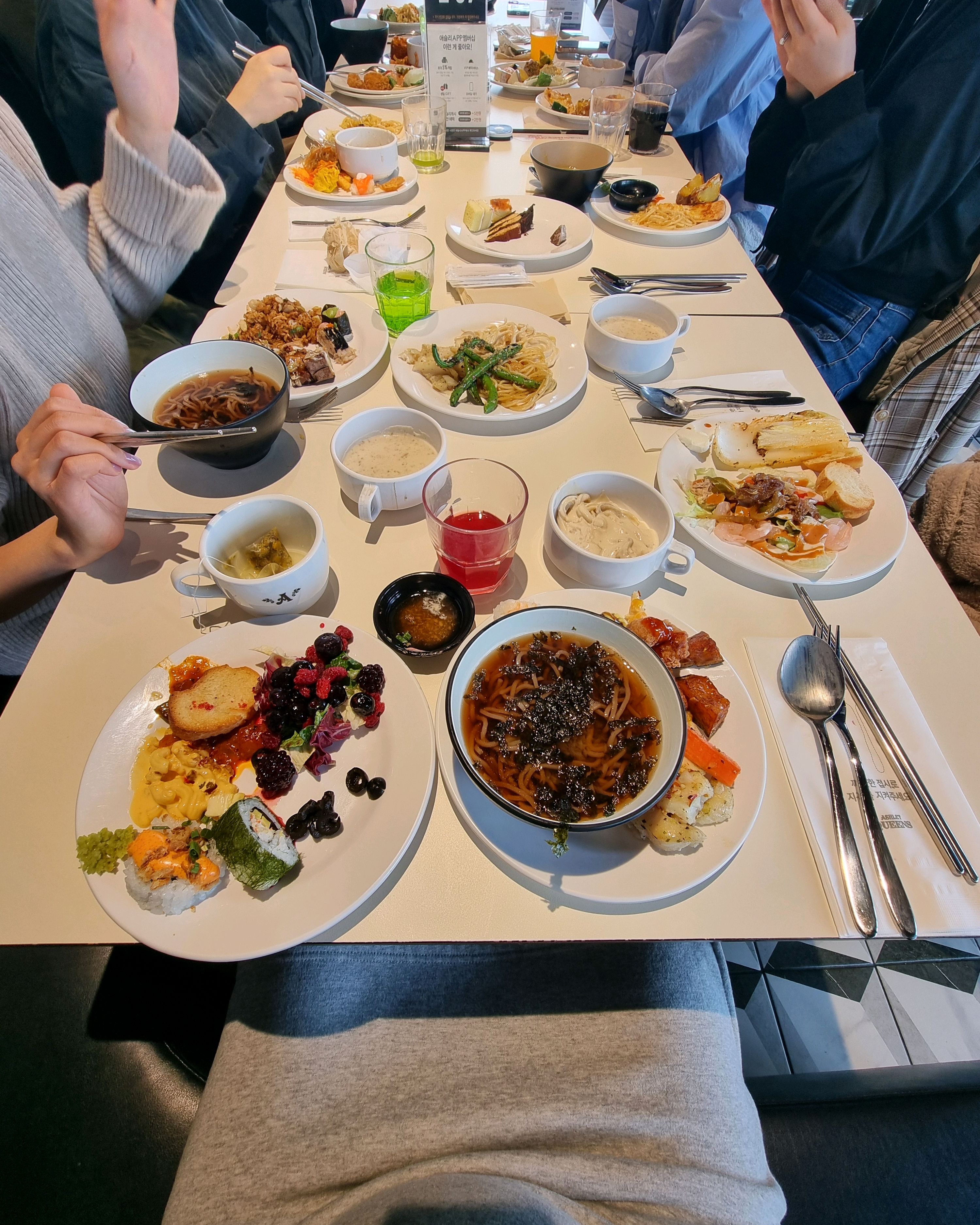 애슐리 치곤 조금 작은편이지만 넓은 테이블들과 통창에 너무 분위기가 좋았어요!😋😋😋 - 다산 맛집 애슐리퀸즈 다산점