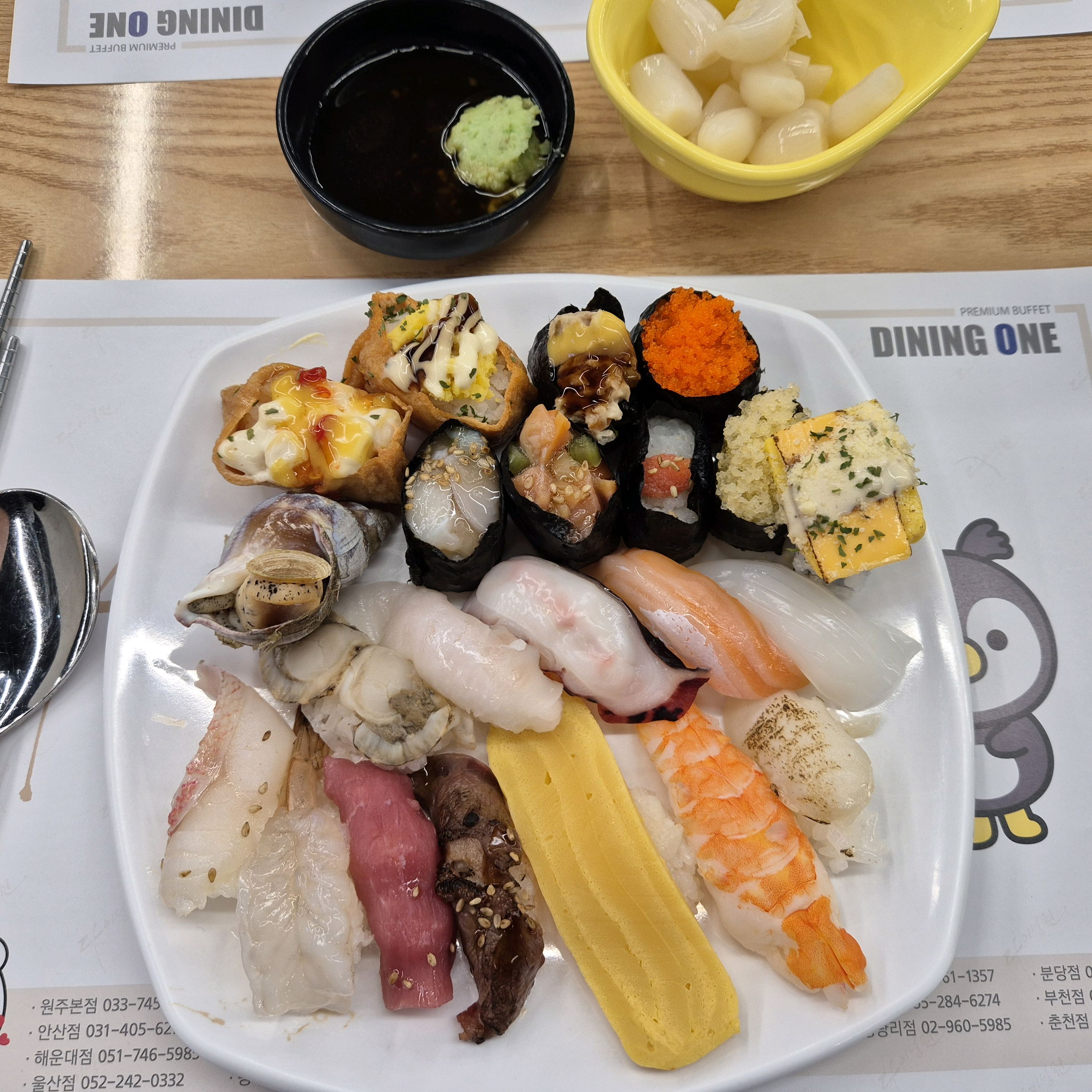 초밥 종류가 정말 다양하고 맛있어요!! 초밥으로 두 접시 꽉 채워서 먹었더니 배부르네요.