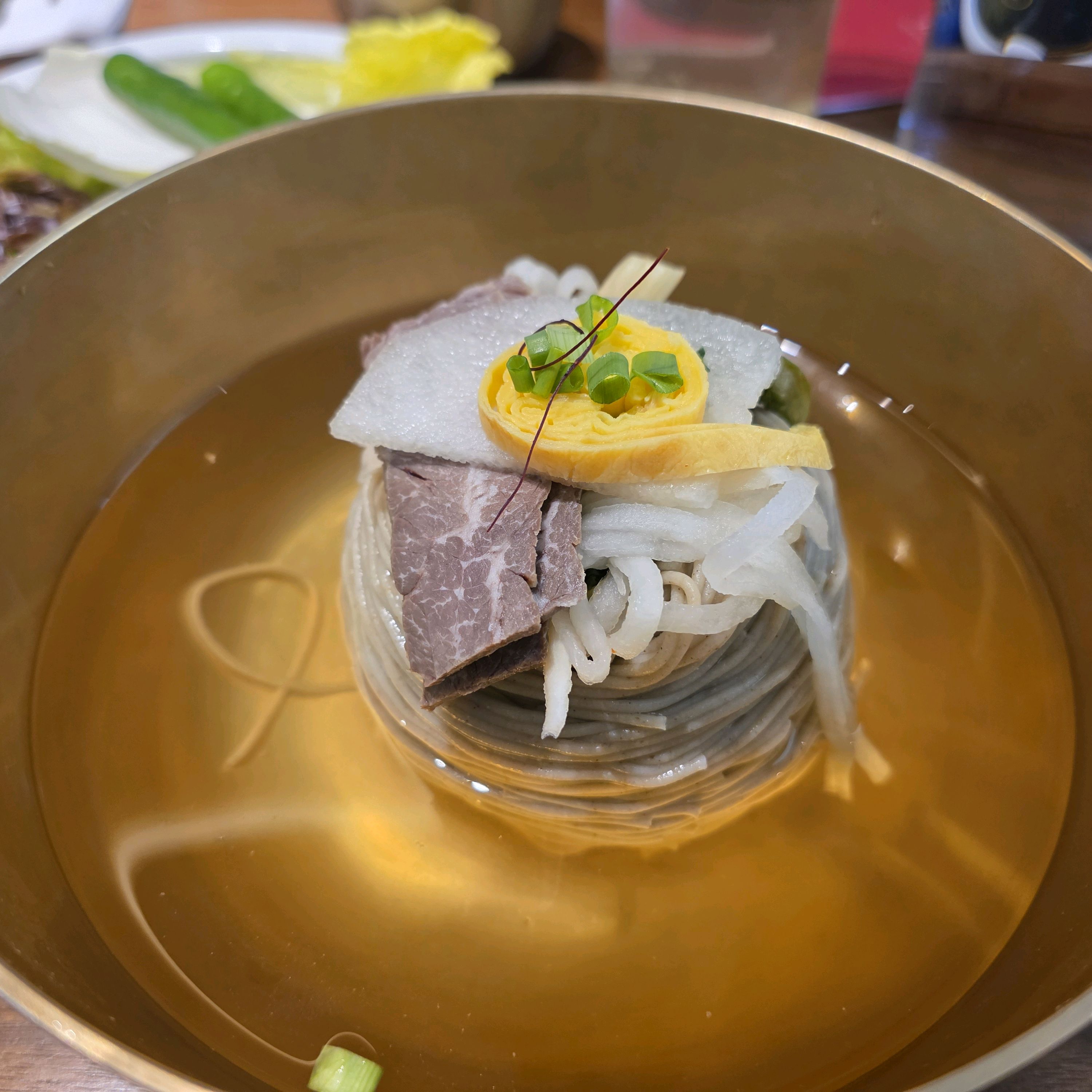 음식과 식당 너무 깔끔하네요. 직원분들도 친절하시고 홍대 위치에 주차도 편하고 좋았습니다 - 서교동 맛집 서관면옥 홍대점